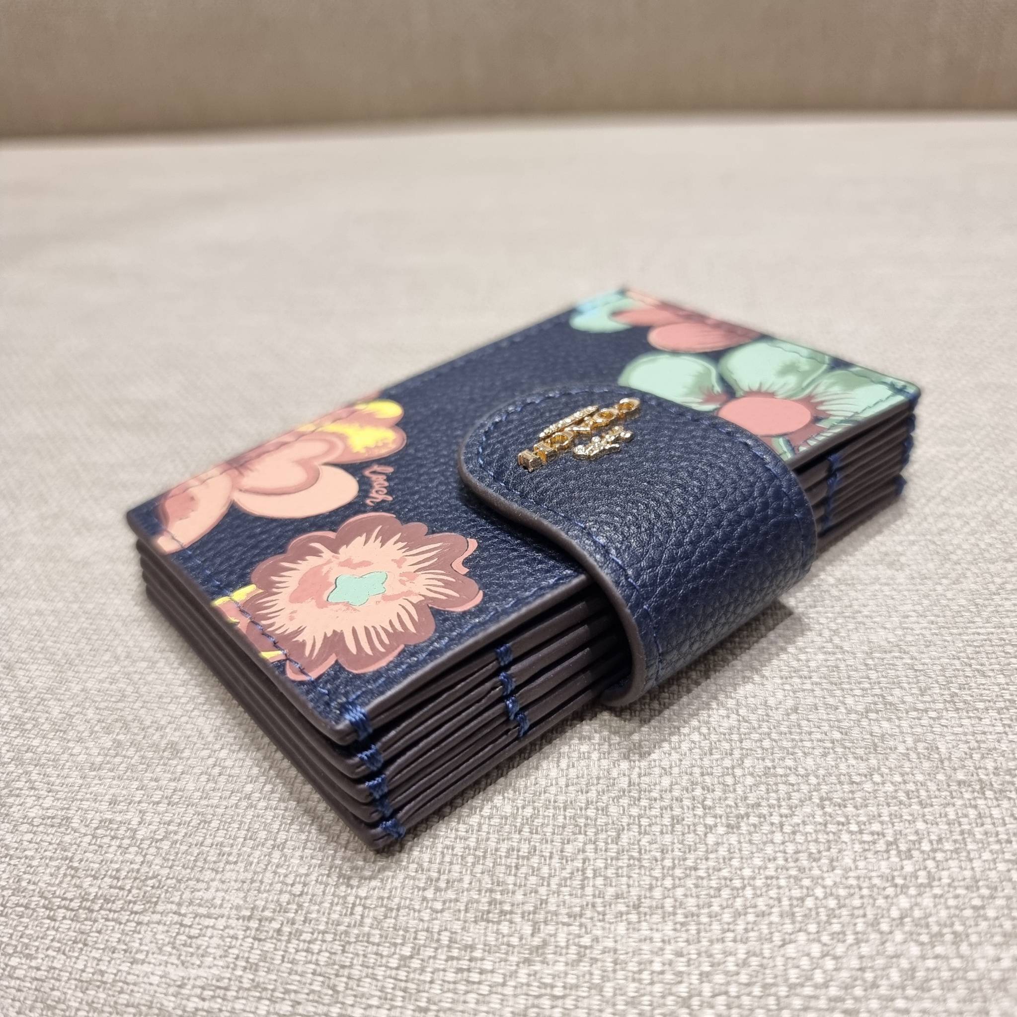 COACH C8325 ACCORDION CARD CASE WITH DREAMY LAND FLORAL PRINT ไอเท็มที่ทำใจฟูจัดเลยจ้า กับกระเป๋าถนอมบัตร ที่สาวๆตามหา ดีไซน์ลวดลายน่ารักมากๆ ขนาดกะทัดรัด พกพาสะดวก วัสดุหนัง pepble ภายในเป็นช่องใส่บัตรได้หลายใบ เหมาะมากสำหรับใครที่มองหากระเป๋าแบ่งสัดส่วน