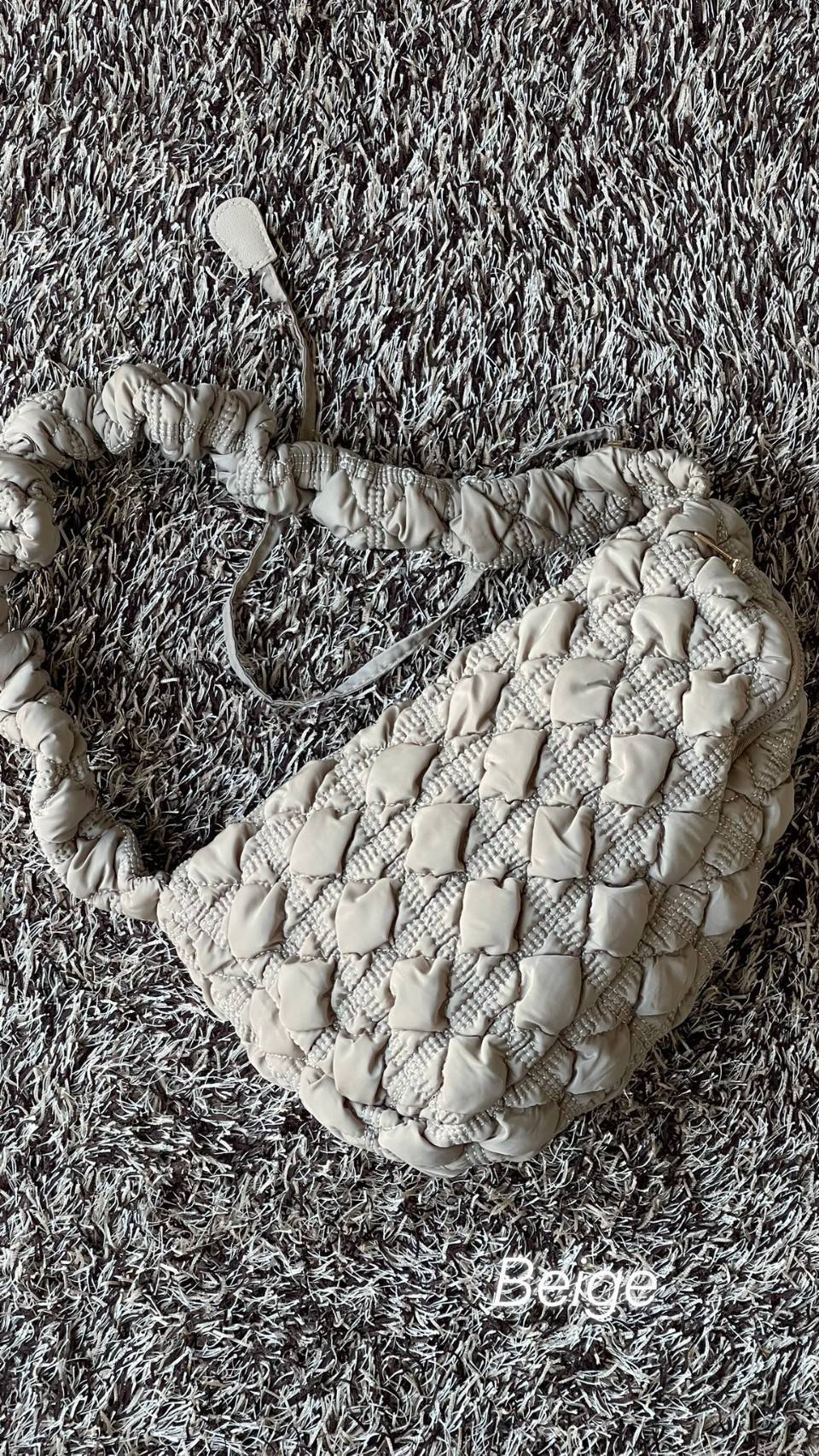 Cozy Shoulder Bag / Carlyn Bag 2022 สายแฟชั่นเกาหลีห้ามพลาด‼️ เป็นกระเป๋าที่กำลังได้รับความนิยมอย่างมากในเวลานี้ ถูกออกแบบมาให้มีลักษณะนุ่มนิ่มไม่ต่างจากพัฟเฟิลโค้ตหรือผ้านวม เลือกหยิบมาใช้ แมตช์เข้ากับคอสตูมได้ในแต่ละวัน