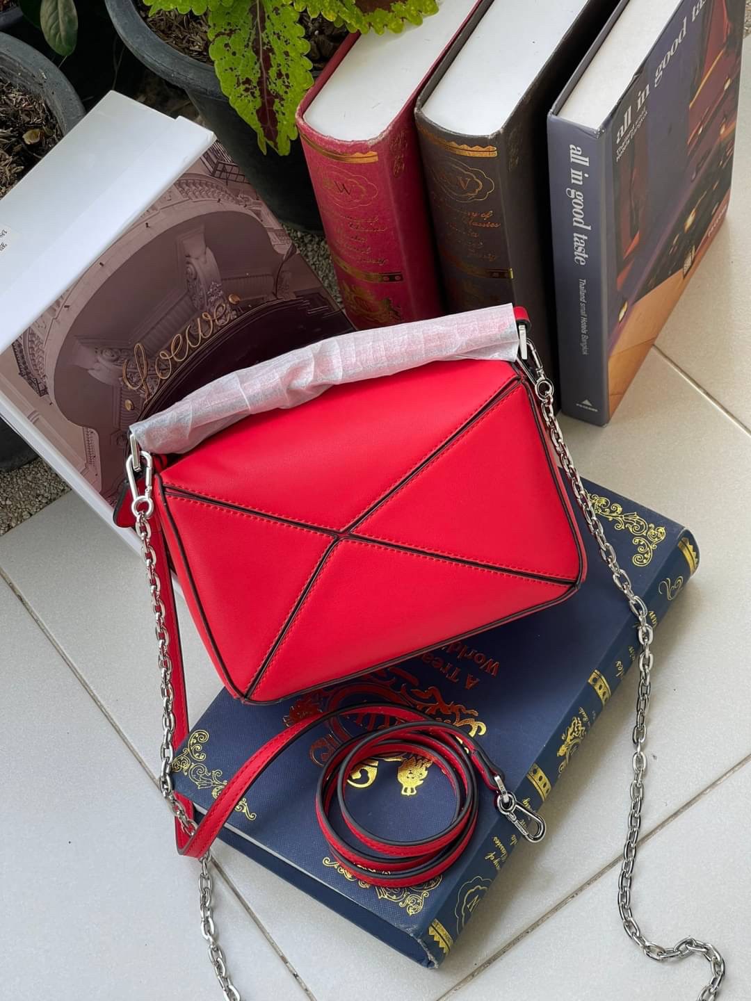 Loewe Nano Puzzle bag in classic โลเอเว่ (LOEWE) อีกหนึ่งกระเป๋าแบรนด์ดังจากสเปน ภายใต้คอลเลคชั่นใหม่อันร่วมสมัยของแบรนด์ มีความเป็นคลาสสิคและโมเดิร์นทันสมัย กระเป๋าที่มาในรูปแบบสี่เหลี่ยมผืนผ้า ที่สามารถใช้งานได้ทั้งแบบหูหิ้ว และแบบ Crossbody ด้านในมีช่อ