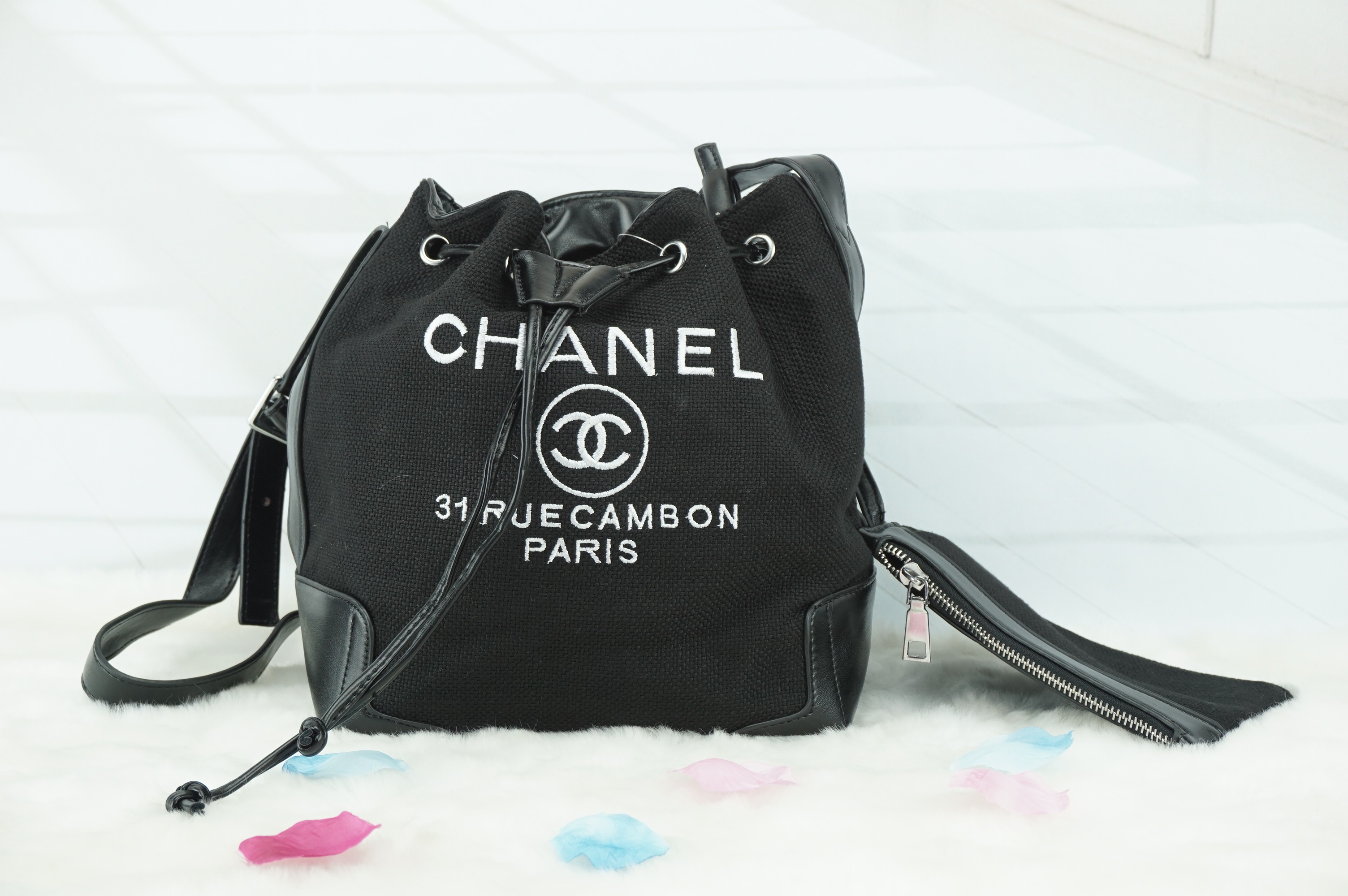 Chanel premium gift canvas ทรงขนมจีบเล็ก เป็นกระเป๋าสะพายข้าง สายสามารถปรับได้ มีกระเป๋าใบเล็กใส่เหรียญแยกจากใบใหญ่ สามารถถอดออกได้ ด้านหน้าปักโลโกแบรนสวยหรู มีสายรูดปิดกระเป๋า ด้านในมีช่องซิปเล็ก 1 ช่อง ฐานกระเป๋าเป็นหนังสีดำเป็นฐานรวมถึงมุมกระเป๋า