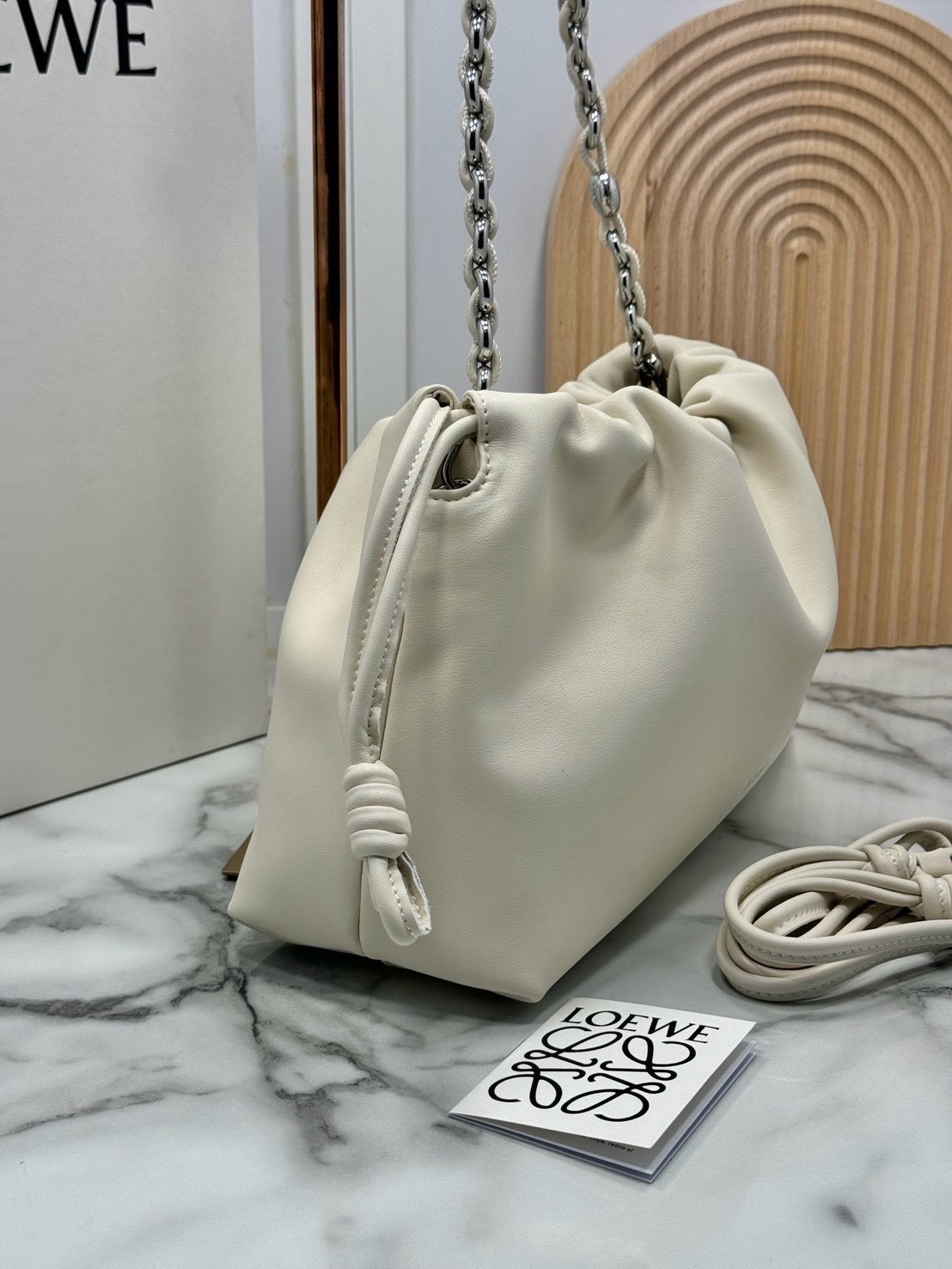 ORI หนังแท้ | Medium Loewe Flamenco purse in mellow nappa leather 30cm กระเป๋าสะพายทรงคลัช เรียบหรูดูแพง เรียบง่ายใช้งานสะดวก หนังแนปป้าให้สัมผัสนุ่มสบายผิว มาพร้อมสายสะพายร้อยห่วงหรูหรา