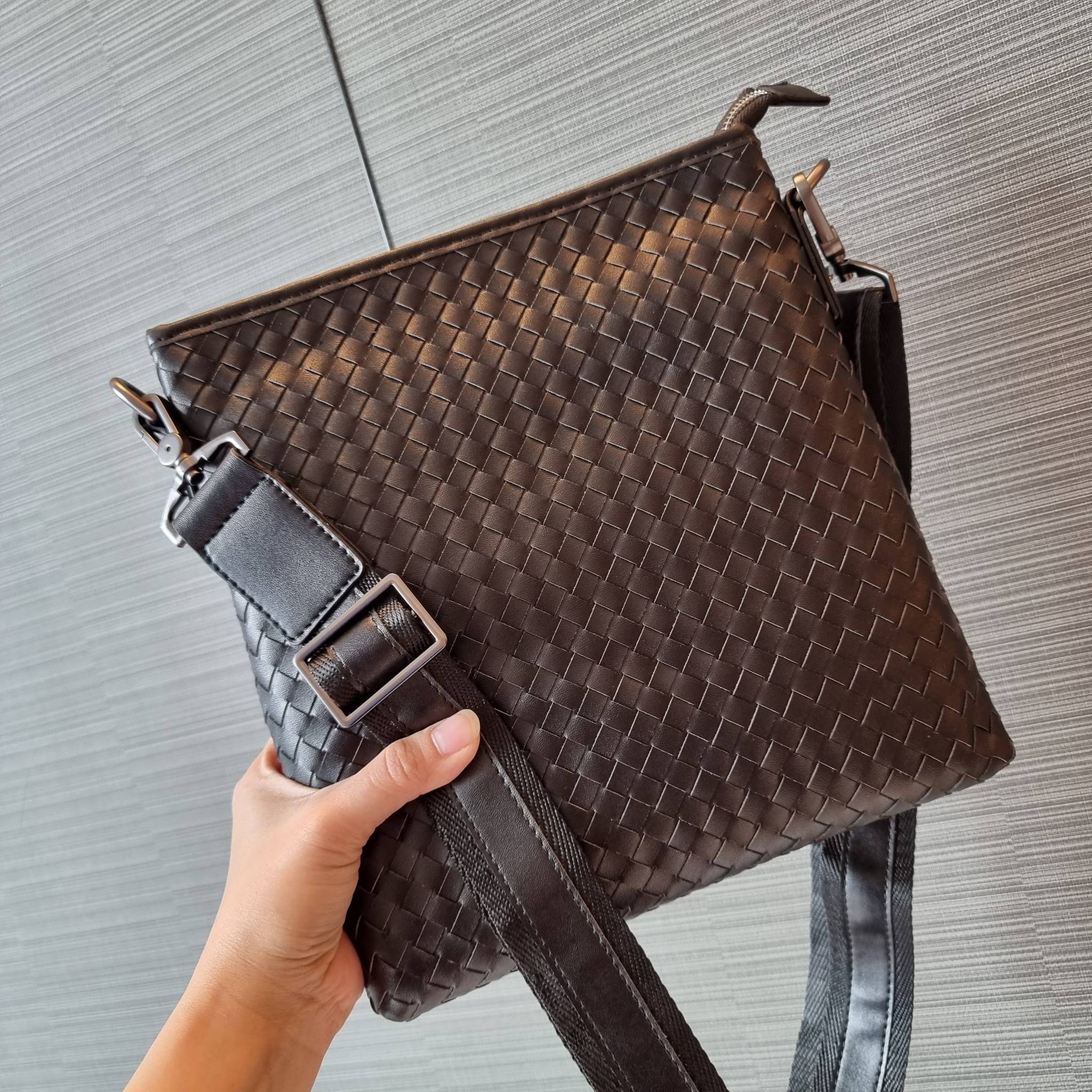 VIP 】อีกหนึ่งไอเท็มเด็ดที่หนุ่มๆรอคอย กระเป๋าสะพายข้างทรงแมสเซนเจอร์ B.ottega venata vip bag ดีไซน์คลาสสิคเอกลักษณ์ ลายสานเรียบหรู ดูแพง ทรงผู้ดี หล่อไปอีก อัพลุคไปอีก วัสดุหนังวัวเต็มใบ เปิด-ปิดด้วยซิป ภายในโล่งกว้างใส่ของได้ครบถ้วนสิ่งสำคัญ สายสะพายปรับ