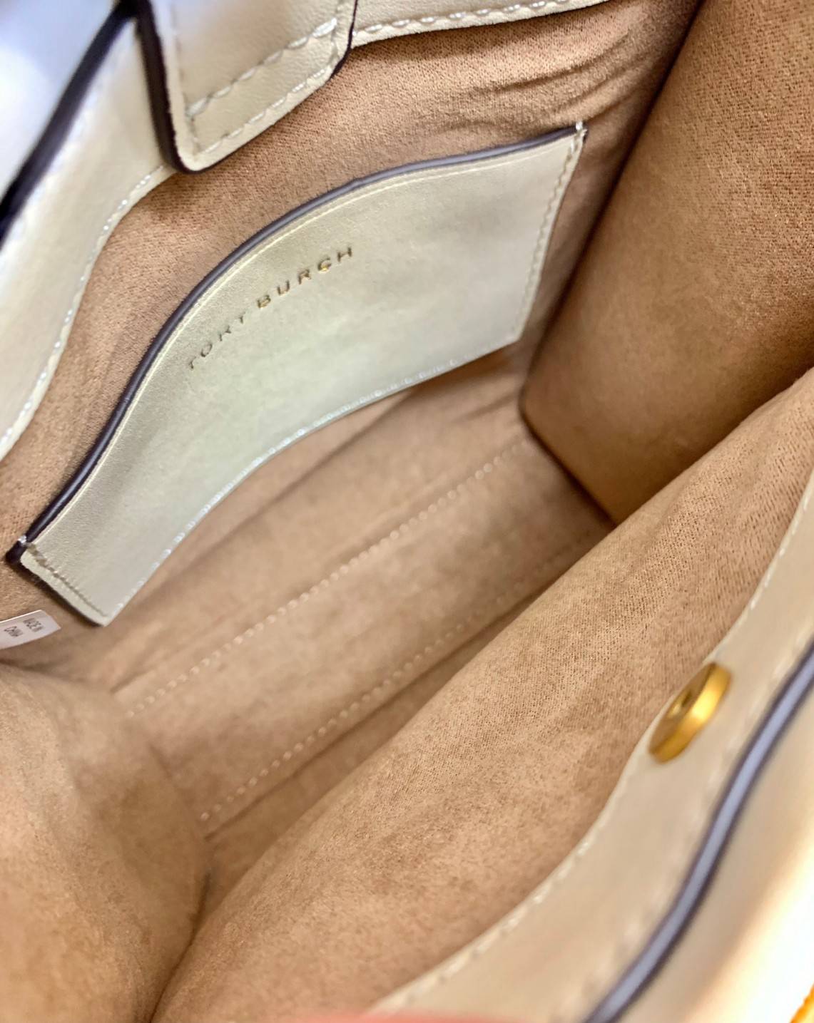 สีใหม่ล่าสุด ผู้ดีมาเลยยจ้าา จำนวนจำกัด! TORY BURCH T MONOGRAM CONTRAST EMBOSSED MINI TOTE 🥂พร้อมส่ง มาอัพลุคให้ดูดีไปพร้อมๆกัน กับกระเป๋าทรงTote ที่ไม่ว่าวันไหนๆ ใบนี้เอาอยู่เลยค่ะ