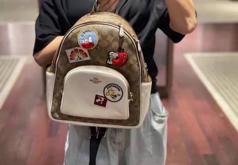 Coach X Peanuts Court Backpack In Signature Canvas With Varsity Patches เป้รุ่นลิมิเต็ดสุดหายาก!! คิ้วท์ๆ น่ารักน่าใช้มากๆ ด้วยดีไซน์ที่โดดเด่น 🎒💓 วัสดุหนังแคนวาสคุณภาพดี มีช่องซิปแยกให้หลายช่อง สายสะพายปรับได้ตามถนัด รุ่นนี้ขับผิวดีมากๆ ถ