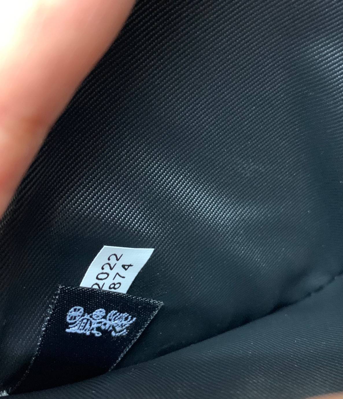 พร้อมส่งครบ 5 สี กระเป๋าสตางค์ที่สาวๆต้องมีติดตัวค่าา😘 COACH TECH WALLET IN COLORBLOCK SIGNATURE ((C2874)) ✔️กระเป๋าเงินใบยาว หนังแท้ พร้อมสายคล้องมือในตัวค่ะ ✔️เปิดปิดด้านหน้าแบบฝากระดุม ภายในมีช่องใส่ธนบัตร2ช่อง ;สามารถใส่มือถือ ip