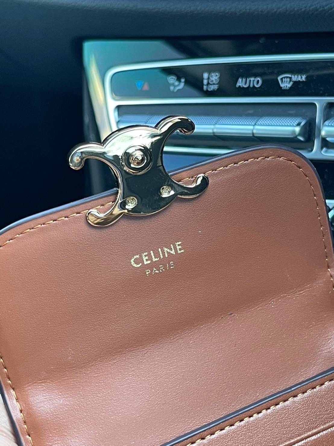 CELINE SMALL TRIOMPHE WALLET IN TRIOMPHE CANVAS กระเป๋าสตางค์ผู้หญิงทรงสั้นดีไซน์สวยงามหรูหรา ออกแบบให้เป็นทรงพับ เปิด-ปิดด้วยกระดุมที่สามารถปรับขยายขนาดกระเป๋าได้เมื่อใส่ของเยอะ ภายในแบ่งเป็น 3 พับ มีฟังก์ชั่นการใช้งานที่ครบครัน คือ ช่องใส่ธนบัตร ช่องใส่