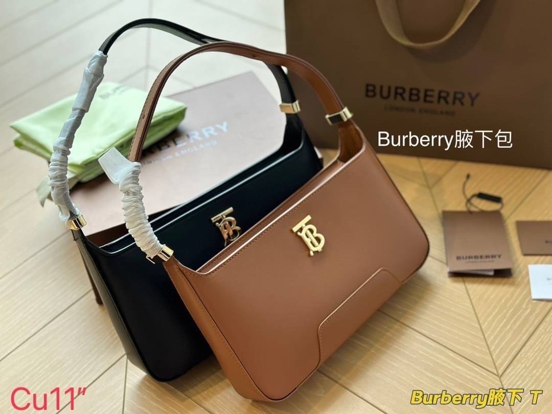 Burberry TB Shoulder Bag 9" 11" กระเป๋าสะพายไหล่ เรียบหรูดูแพงต้องยกให้รุ่นนี้เลยค่ะ งานหนังสวยเต็มใบ โลโก้อะไหล่ทองเงางาม สวยเป๊ะ จะถือหรือสะพายไหล่ก็ดูหรูหรามีระดับ