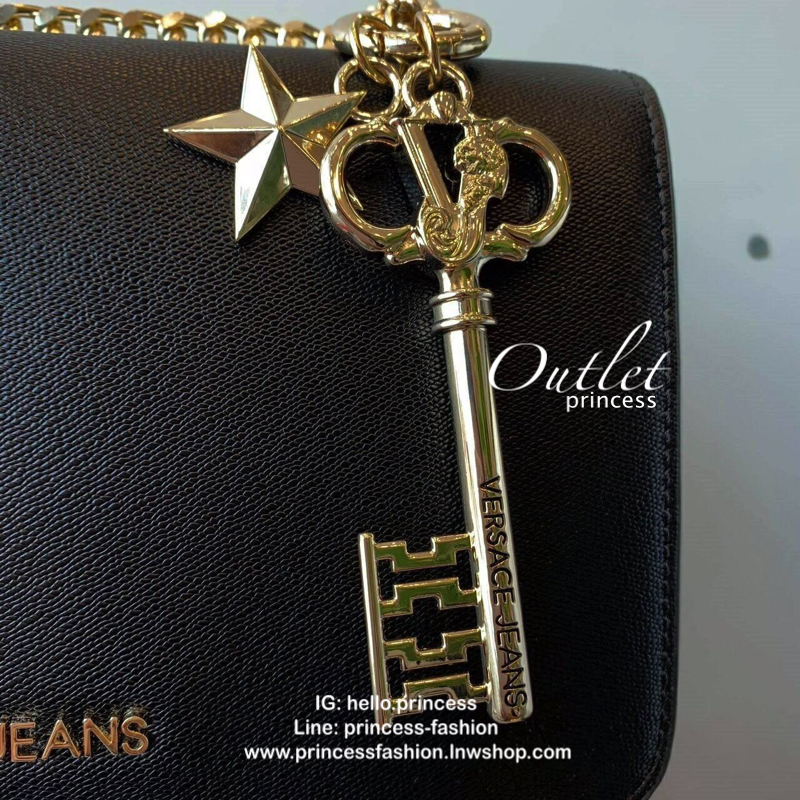 VERSACE JEANS BAG กระเป๋าสะพายจากแบรนด์ดัง วัสดุ Saffiano PVC คุณภาพดี นิ่ม น้ำหนักเบา ด้านหน้าประดับด้วยโลโก้แบรนด์สุดหรู เปิดปิดกระเป๋าแบบกระดุมแม่เหล็ก ด้านในโล่งกว้างมีช่องซิปและช่องเล็กสำหรับใส่ของ ซับในลายแบรนด์ สายสะพายโซ่สลับหนังรุ่นนี้สามารถสะพาย