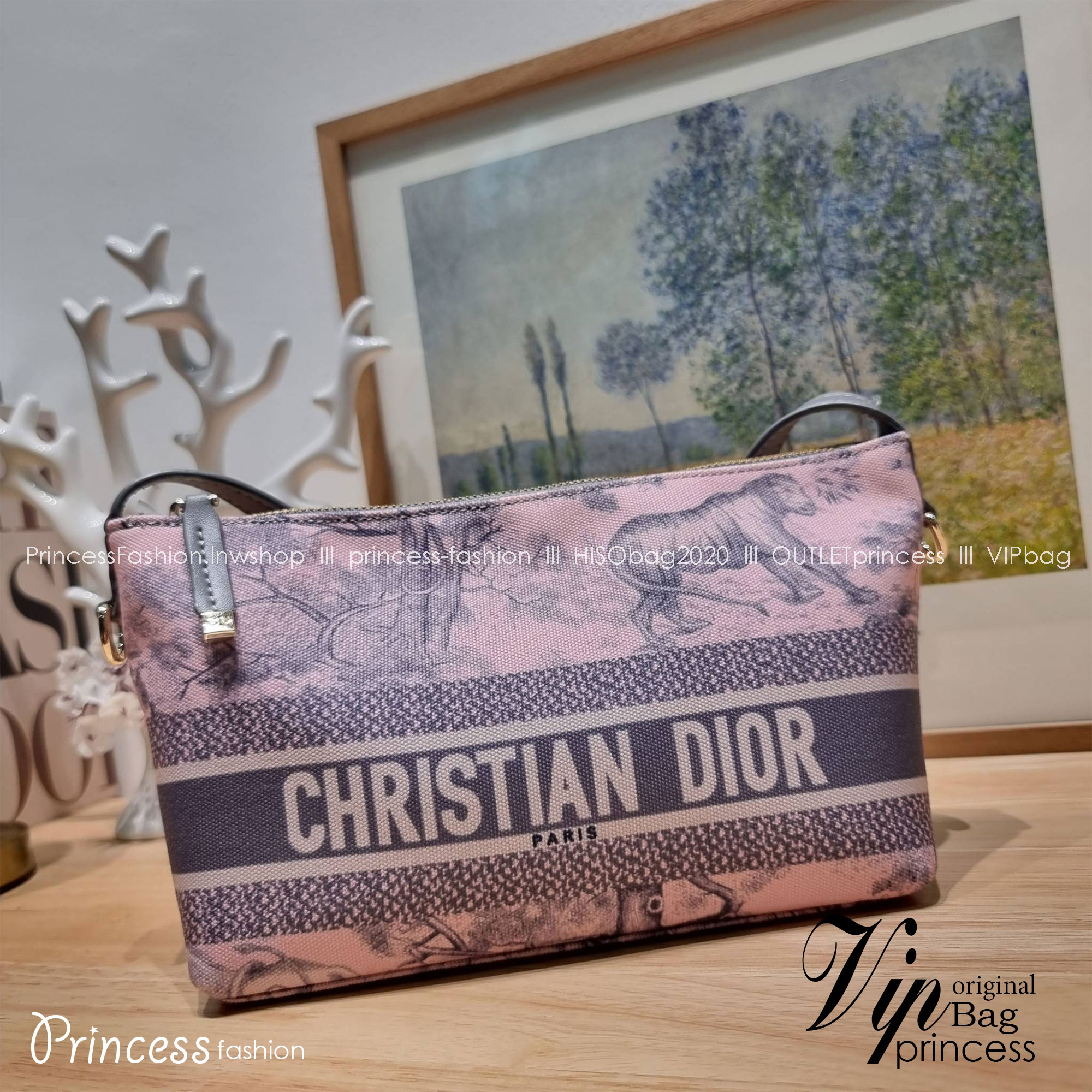 Dior travel nomad pouch / DIOR POUCH BAG พร้อมส่ง กระเป๋าทรงพอช ขนาดกำลังดี ดีไซน์ให้เป็นได้ทั้งกระเป๋าพกพาเอนกประสงค์ เวลาไปท่องเที่ยว หรือจะใช้เป็นกระเป๋าหลักพกของสำคัญก็ได้