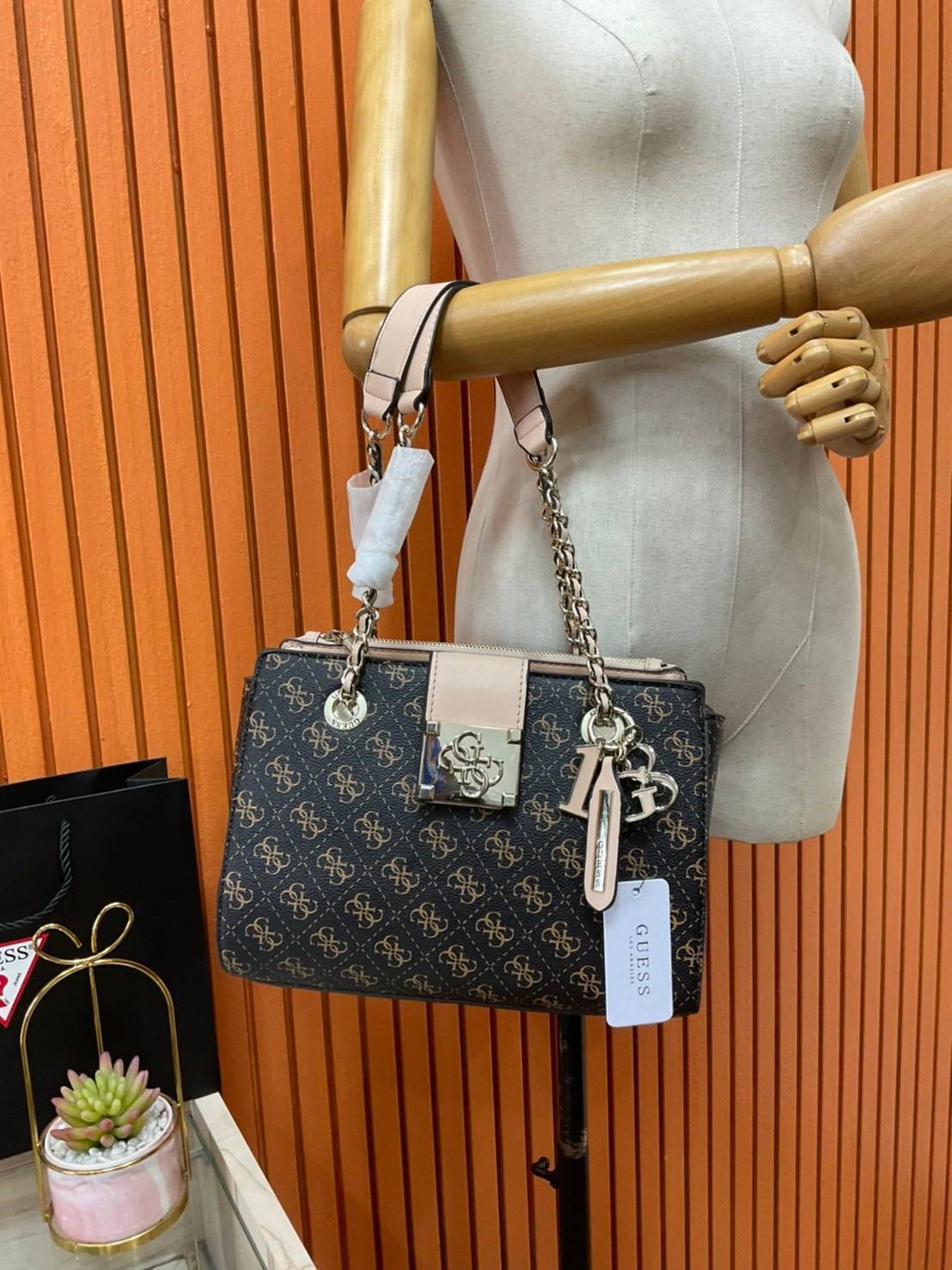 กระเป๋าสะพายไหล่ Guess Logo City Small Society Satchel กระเป๋าสะพายไหล่ ขนาดกำลังดี วัสดุ pu สวยอยู่ทรง มาพร้อมพวงกุญแจน่ารักๆ ถอดออกได้ ด้านหน้าประดับโลโก้แบรนด์ เปิดปิดด้วยซิป มี 2 ช่องหลักใช้งาน ภายในช่องซิปหน้าแยกเป็นสัดส่วนการใช้งาน ซิปช่อง 2 โล่งกว้