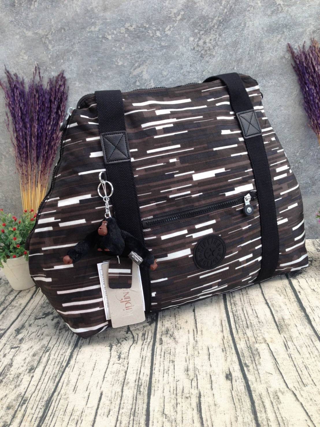 🎄NEW! KIPLING ART M (LARGE) รุ่นใหม่ล่าสุด ชนช็อปใบใหญ่จุใจวัสดุ Cotton+Polyester 100% สามารถรูดซิปมุมกระเป๋าเปลี่ยนทรงได้ไม่จำเจ หูหิ้วสะพายไหล่ได้ มือจับหูหิ้วเป็นหนังปั้มโลโก้ พวงกุญเเจลิงถอดเเยกใช้ได้ เปิดปิดด้วยซิป มีช่องซิปด้านหน้าและหลังหัว