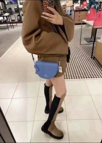 พร้อมส่งที่ไทยครบทั้ง6สีค่ะ 😘 Coach Ellen Crossbody In Signature ((C1432)) กระเป๋าทรงฮาฟมูนรูปทรงคลาสสิก ออกแบบให้มีลักษณะโค้งมน ไม่ดูเป็นทรงแข็งจนเกินไป ดีไซน์และสีของกระเป๋ายังเรียบง่าย เข้าได้กับทุกชุด สะพายครอสบอดี้ร์//สะพายข้าง หรือถือแบบคลัท