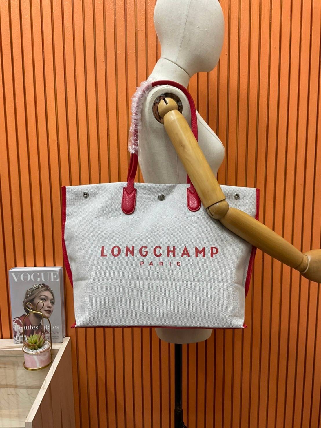 LONGCHAMP ESSENTIAL TOILE SHOULDER BAG L ECRU กระเป๋าสะพายข้าง รุ่นใหม่ล่าสุดทรงฮิต!! ฮิตกันมากๆในเหล่าบรรดาเซเลป วัสดุ Cotton Canvas & Grained cowhide ด้วยดีไซน์ทรงสวยคลาสสิค ขนาดกำลังดีเนื้อหนา ตั้งอยู่ทรง น้ำหนักเบา