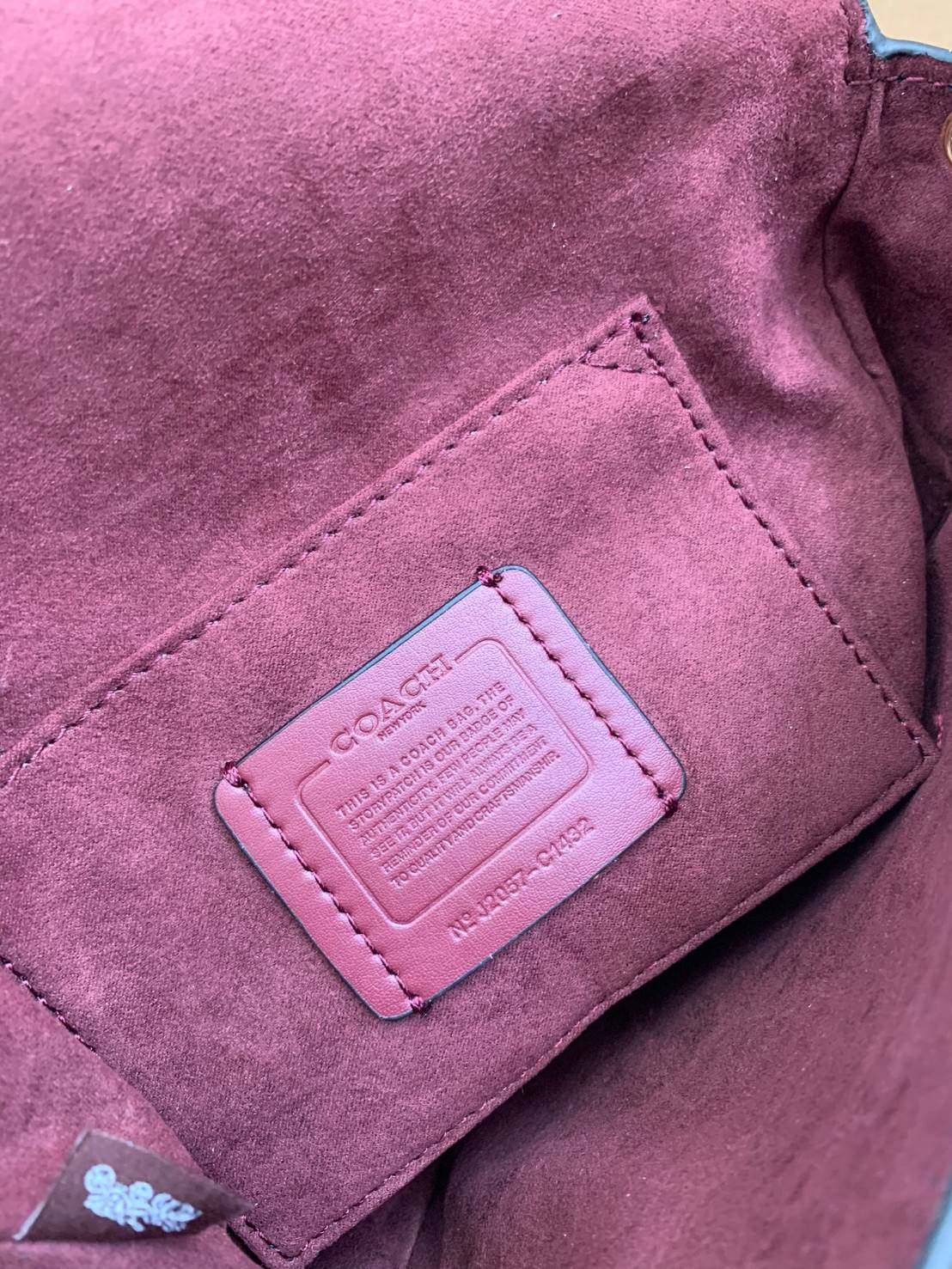 พร้อมส่งที่ไทยครบทั้ง6สีค่ะ 😘 Coach Ellen Crossbody In Signature ((C1432)) กระเป๋าทรงฮาฟมูนรูปทรงคลาสสิก ออกแบบให้มีลักษณะโค้งมน ไม่ดูเป็นทรงแข็งจนเกินไป ดีไซน์และสีของกระเป๋ายังเรียบง่าย เข้าได้กับทุกชุด สะพายครอสบอดี้ร์//สะพายข้าง หรือถือแบบคลัท