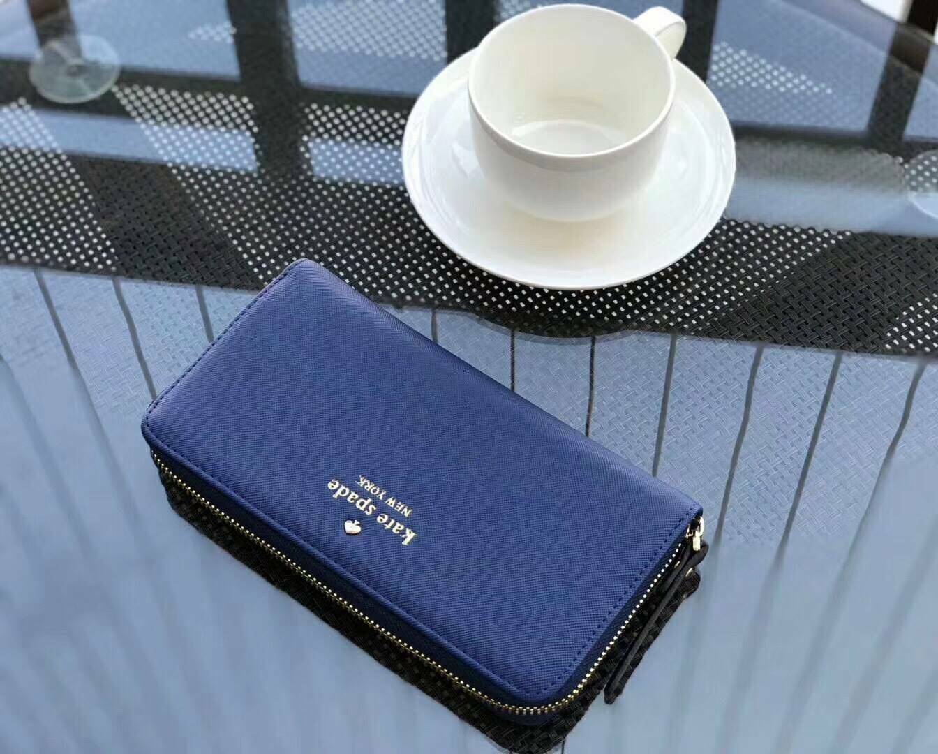 KATE SPADE LONG WALLET กระเป๋าสตางค์ใบยาวรุ่นใหม่ล่าสุดหนัง Saffiano สไตล์ PRADA สวยน่าใช้ ภายในมีช่องซิป1ช่อง และช่องใส่บัตรหลายช่อง ใส่เหรียญ บัตรได้เยอะ ตัวจริงสวยน่าใช้มากค่ะ