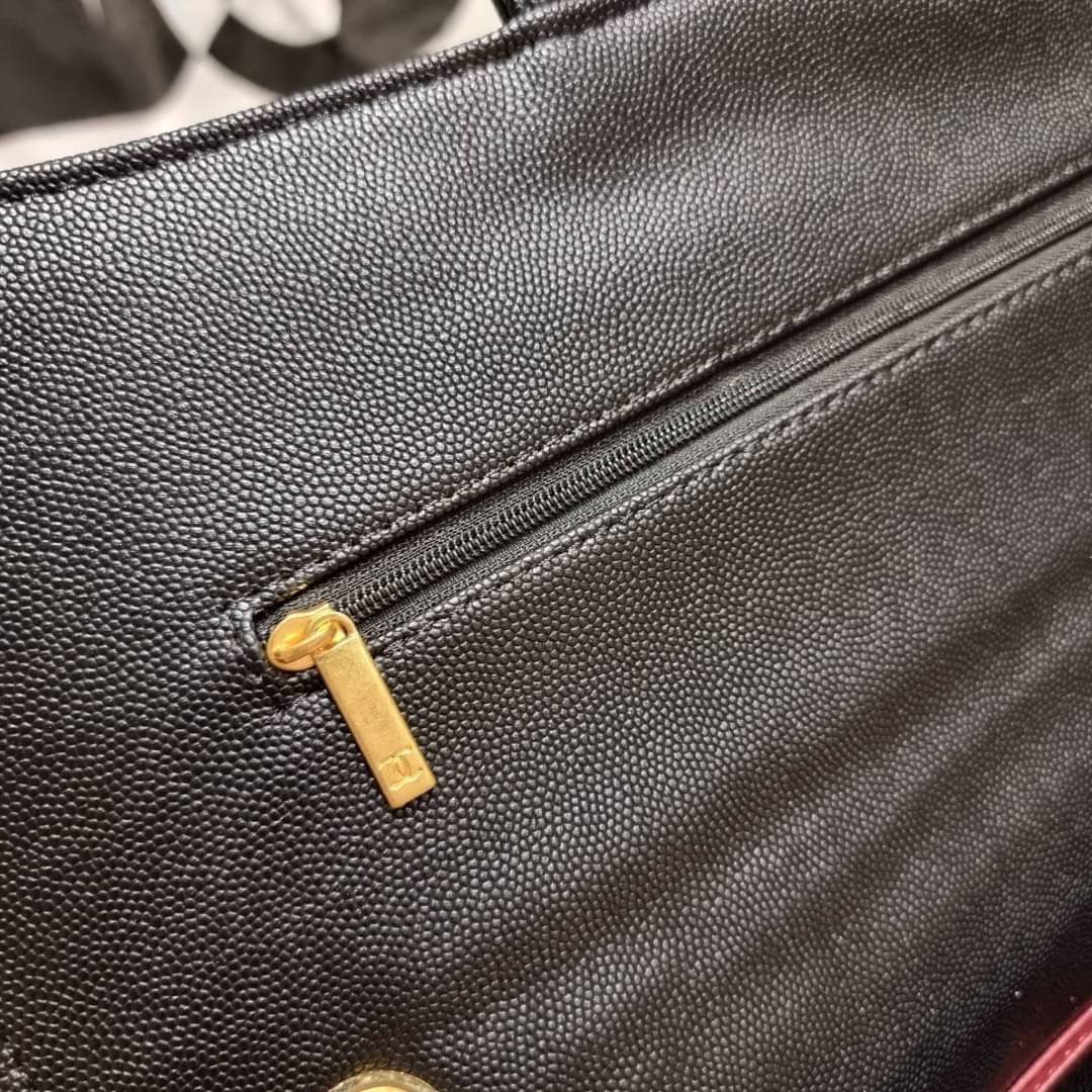 VIP 🥂 CHANEL LARGE CLASSIC JUMBO HANDBAG RARE ITEM!! CHANEL GIFT BOX SET สุดหรูชวนให้สะสมกันอีกแล้วหนึ่ง สุดยอดเดอะเบสท์ไอเท็ม พร้อมเสิร์ฟครบชุด สุดคุ้ม จัดให้กับกระเป๋ารุ่นคลาสสิคฮิตตลอดกาล ใบใหญ่จุแบบสุดๆ พร้อมกับผ้าคลุมไหล่ผืนใหญ่ ผ้าวูลนุ่มสุด