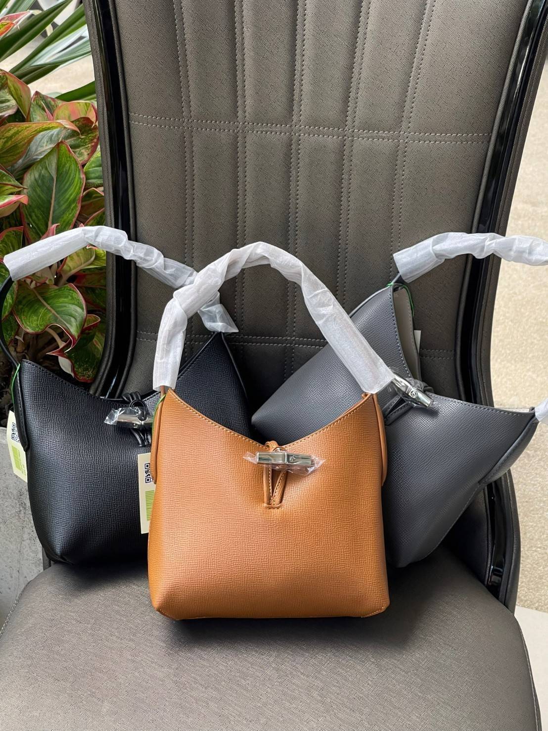 Longchamp ROSEAU Sac porté épaule XS กระเป๋าสะพายไหล่ซึ่งเป็นหนึ่งในแฟชั่นไอเทมที่สาว ๆ ส่วนใหญ่จะต้องมีไว้ใช้งานกันอย่างน้อยคนละหนึ่งใบแน่นอน ใช้งานสะดวก คล่องตัว ทั้งยังมีดีไซน์ให้เลือกหลากหลายตั้งแต่แบบหรูหรา น่ารักสดใส ไปจนถึงเรียบโก้ ให้คุณเลือกหยิบม