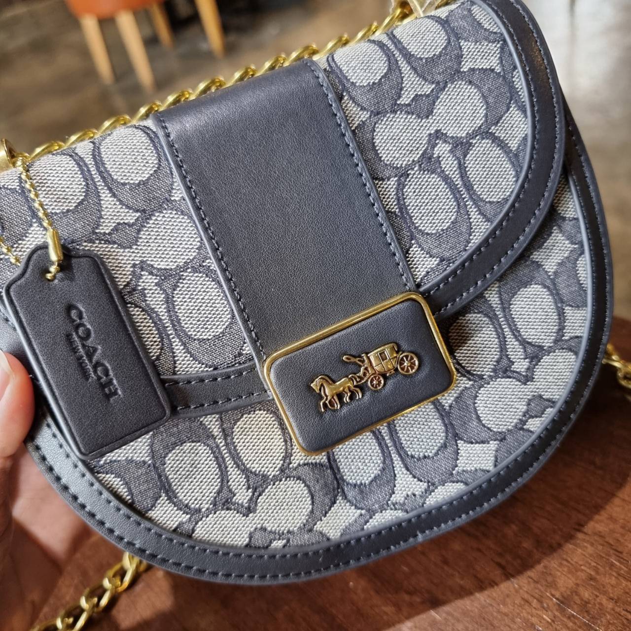 COACH ALIE SADDLE BAG IN SIGNATURE JACQUARD (C4694//C3464) New item!! กระเป๋าสะพายทรง saddle ดีไซน์วินเทจย้อนยุค แฝงความหรูในตัวด้วยอะไหล่สีทองเหลือง โดดเด่นไม่ซ้ำใครแน่นอน วัสดุผ้า jacquard สลับหนังแท้ ภายในเป็นช่องโล่ง มาพร้อมสายสะพายครอสบอดี้ ที่สามารถ