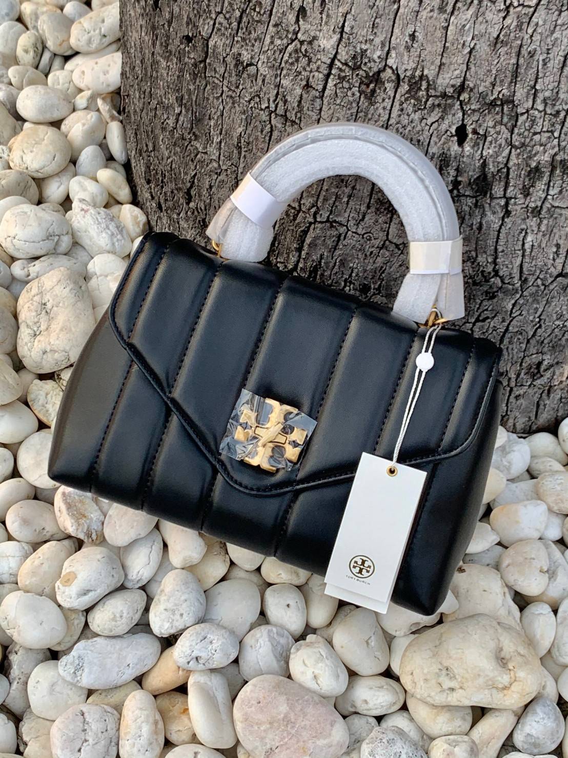 TORY BURCH KIRA QUILTED SMALL BAG พร้อมส่งที่ไทย ไม่ผิดหวังแน่นอนค่ะ! กระเป๋าหิ้วหรือสะพายข้างได้ วัสดุหนังแกะแท้ทั้งใบ ((หนังแกะจะมีคุณภาพดีเงานิ่มและแพงกว่าหนังวัวจ้า)) หนังนิ่มสวยงามมากๆค่ะ เปิดปิดกระเป๋าแบบหมุนล็อคแบบโลโก้แบรนด์ ใช้อะไหล่คลาสสิคดูหรูเ