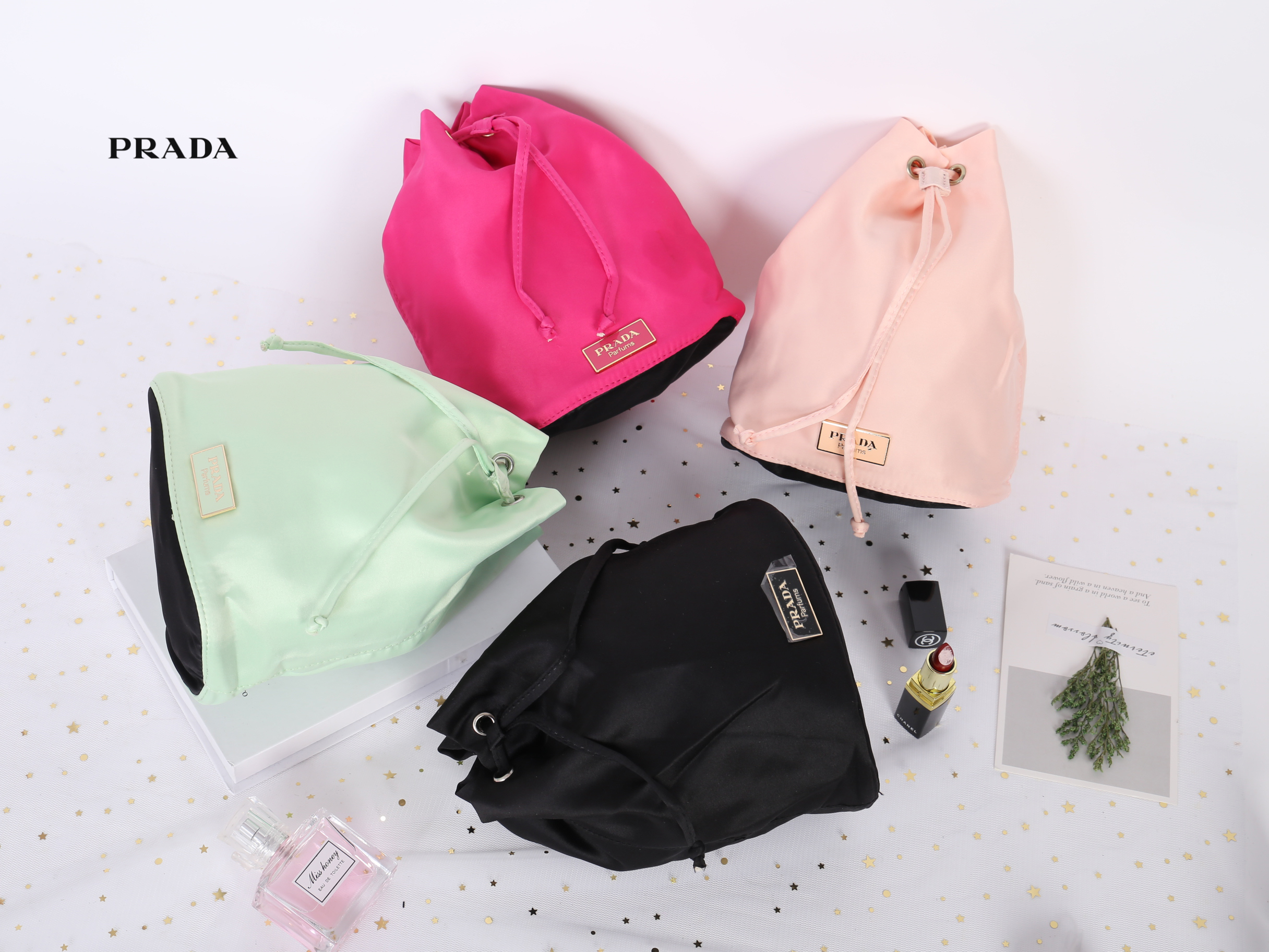 Prada Candy Satin Drawstring Bag กระเป๋าผ้าซาติน จากแบรนด์ Prada รุ่นนี้แถมมาจากน้ำหอมเค้าเตอร์แท้ 💯 ปากกระเป๋าเป็นเชือกหูรูด มีโลโก้ปราด้าติดด้านหน้า สวยงาม น่าใช้ การันตีความสวย ใช้คล้องแขน ใส่ของจุกจิกเก๋ๆค่าา