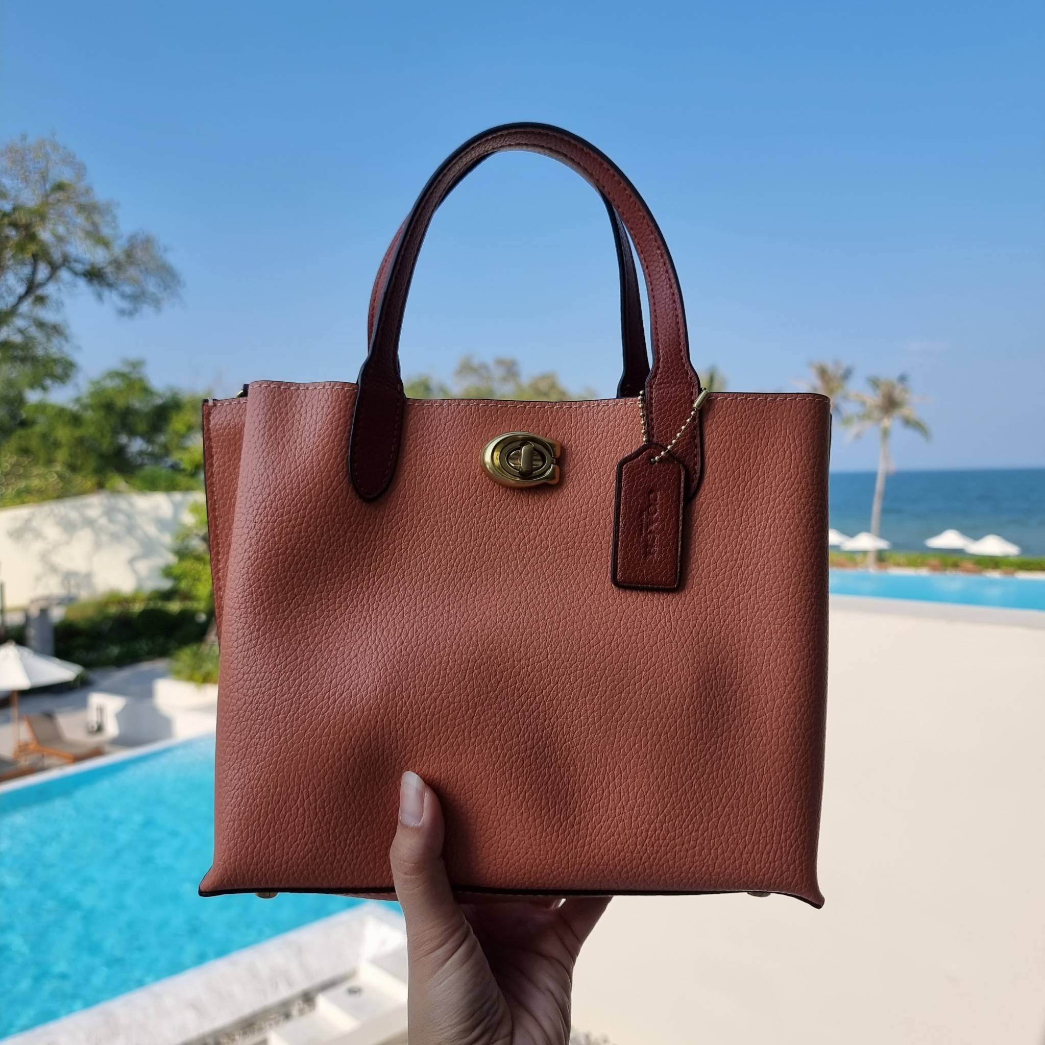 COACH C8561 C8869 WILLOW TOTE 24 IN COLOR BLOCK น้องสาวลุคลูกคุณมาแล้วจ้า กระเป๋าถือ/สะพาย ดีไซน์คัลเลอร์บล็อค ลงตัว เรียบหรู ใบจริงคือผู้ดี๊ผู้ดี ใช่ได้ทุกๆโอกาส วัสดุหนัง pepble อยู่ทรง เปิดปิดด้วยตัวบิดล็อค และอีกฝั่งเป็นกระดุมแม่เหล็ก ภายในโล่งกว้าง ใ