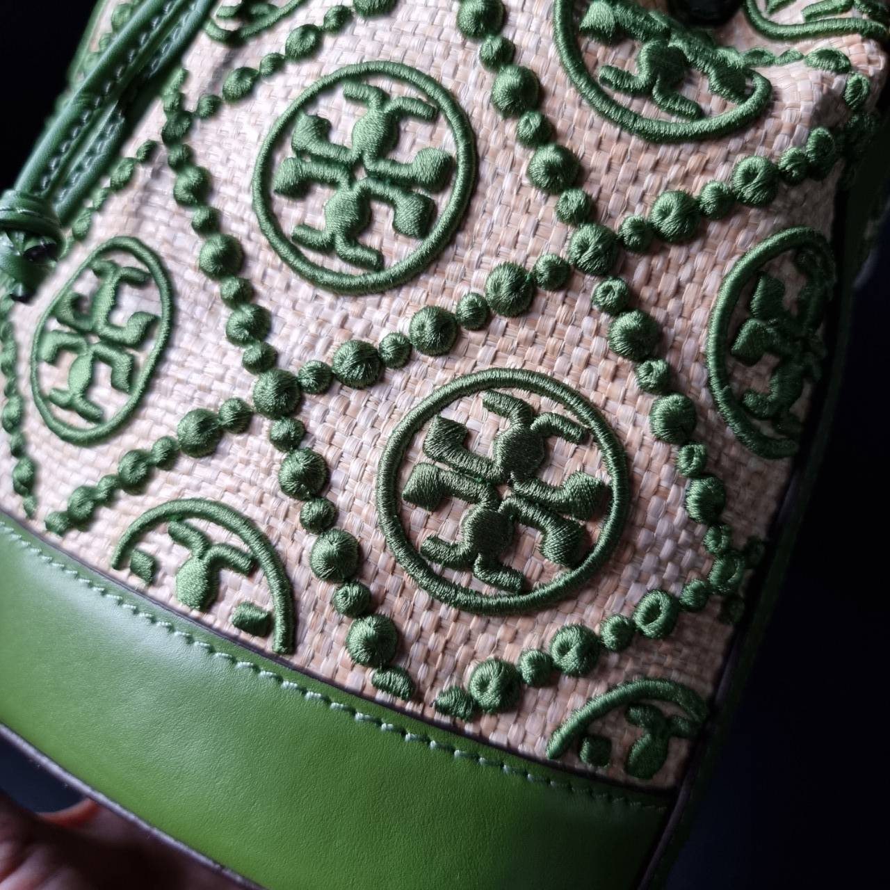 TORY BURCH T MONOGRAM STRAW BUCKET BAG NATURAL/SHISO 🌿สวยงามสะดุดตามากๆค่ะ จัดหนักกันไปเลยจ้า กับรุ่นที่สาวๆรอคอย พร้อมเสิร์ฟความสวยให้ถึงบ้านแล้วน้า กระเป๋าบัคเก็ตทรงยอดนิยม ดีไซน์ใหม่ล่าสุด ยูนีคไม่เหมือนใคร ลายสานเต็มใบพร้อมปักโลโก้เอกลักษณ์สีเ