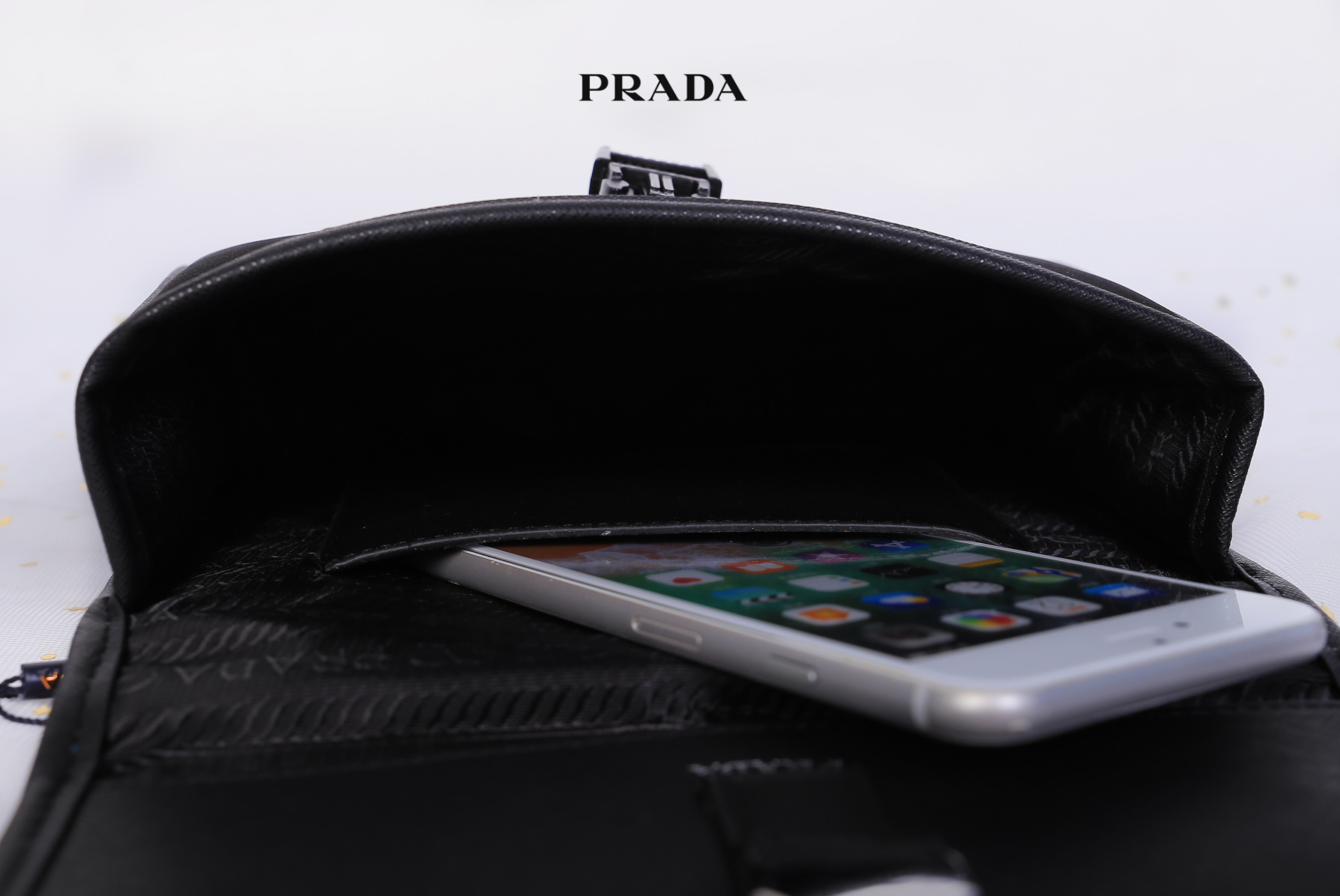 Prada NYLON & Saffiano crossbody bag กระเป๋าสะพายขนาดกำลังน่ารัก วัสดุ NYLON ผสม หนังลาย Saffiano ขนาดกำลังพอดี อยู่ทรง