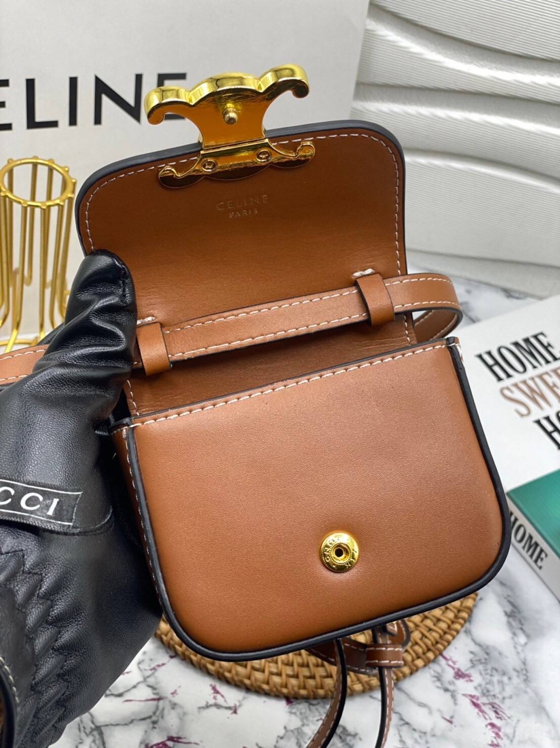 หนังแท้ CELINE MINI TRIOMPHE IN TRIOMPHE CANVAS AND CALFSKIN ใบเล็กน่ารัก งานหนังแท้ทั้งใบ กระเป๋ามินิทรงชิค ดีไซน์รูปกล่องสุดแสนมินิมอล สามารถสะพายแบบ Crossbody และยังเป็น Belt Bagได้อีกด้วย แบบไม่มีตกยุค ด้านหน้าโดดเด่นด้วยโลโก้สีทอง เป็นอีกหนึ่งตัวเลือ