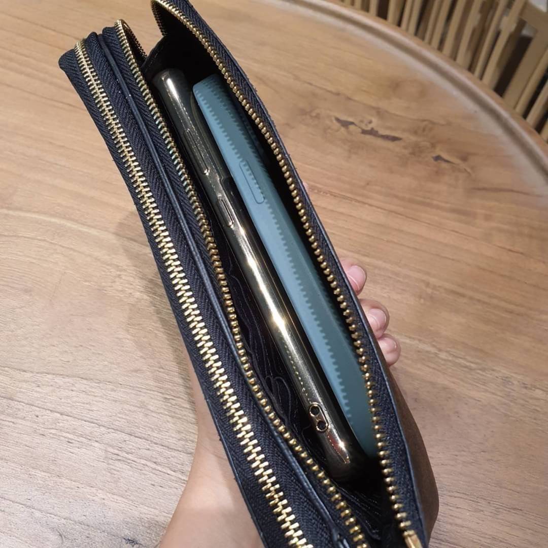 COACH F54057 DOUBLE ZIP WALLET IN SIGNATURE กระเป๋าคล้องมือ size L ใบนี้ใส่มือถือได้ทุกรุ่น ขนาดกำลังดี พกพาสะดวกมากๆ วัสดุหนังสังเคราะห์ ภายในเป็นผ้าสีสวยคม ใส่ธนบัตร ใส่บัตรได้เยอะ ใส่มือถือได้สบายๆทุกรุ่น ตอบโจทย์สาวๆที่ไม่ชอบพกเยอะวุ่นวายจ้า ใบนี้เอาอ