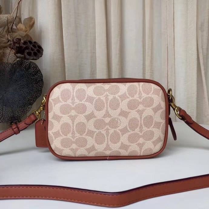 COACH Coated Canvas Signature Camera Bag 16 | Tan Rust (1025) เคลียร์สต๊อคมีไม่มากนะคะ! พร้อมส่งค่ะ! กระเป๋าทรงกล่อง pvc หนังนิ่มค่ะ เปิดปิดกระเป๋าแบบซิป ภายในสามารถใส่มือถือได้ทุกรุ่น;กระเป๋าเงินใบกลางได้;ของอื่นๆได้จุค่ะ;มีช่องซิปและช่องเล็กให้ใส่ของจุก