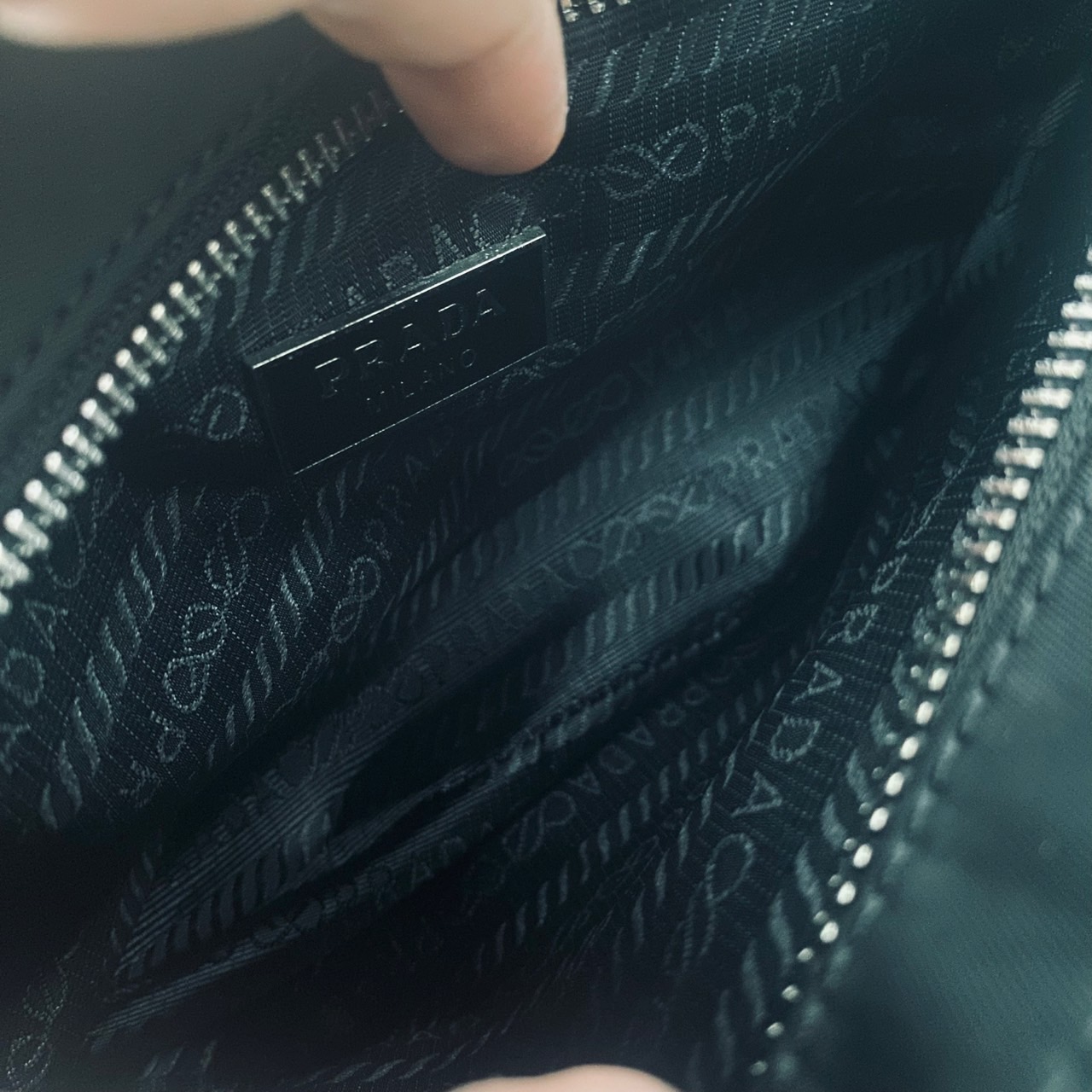 Prada Re-Nylon Messenger Crossbody Bag กระเป๋าสะพายทรงแมสเซ็นเจอร์ รุ่น Unisex ใช้ได้ทั้งชายหญิง รุ่นยอดนิยมดีไซส์เรียบง่าย โทนสีดำคลาสสิกเข้าได้กับทุกลุค