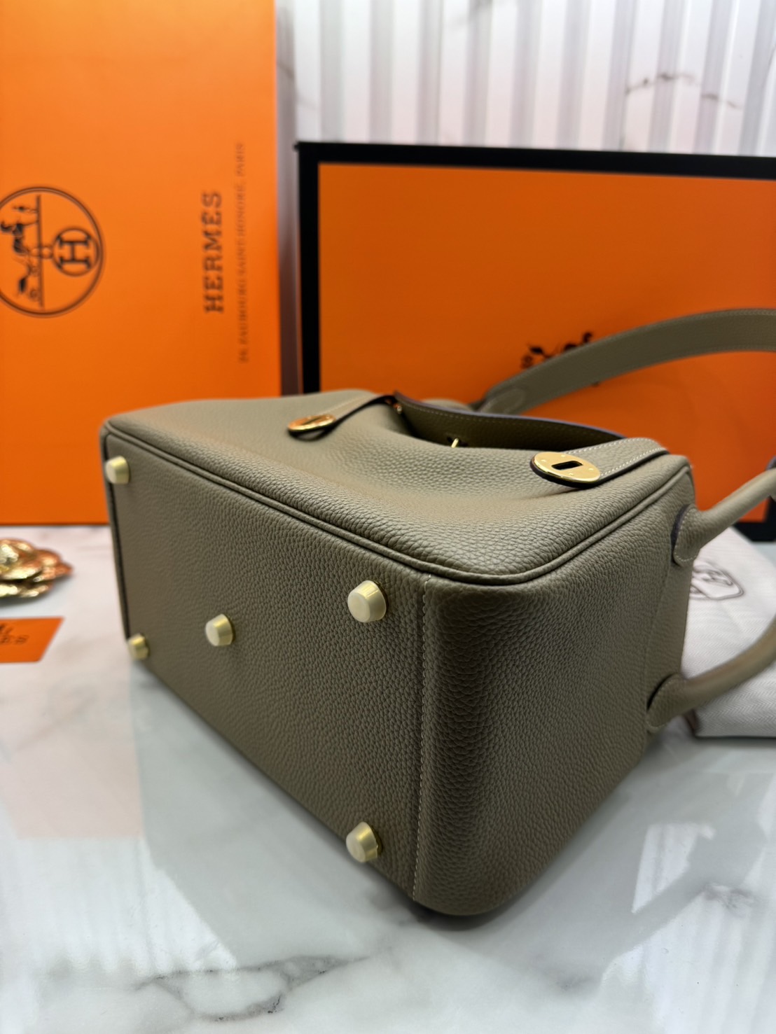 พร้อมส่ง 15 สี HERMES Lindy 26 bag กระเป๋าทรงโท้ทหนังสวยอย่างดี เอกลักษณ์ของความเรียบหรูไฮคลาสอย่างสมบูรณ์แบบ เกรดออริ สลับแท้ งานสวยตามรูป ใช้งานต่างประเทศได้