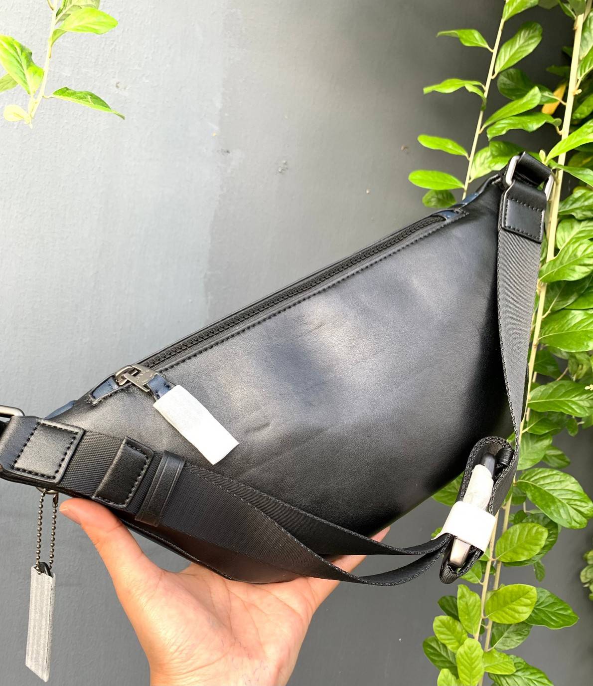 หนุ่มหล่อ//สาวหล่อ ทางนี้จ้าา สวยไม่แพ้คาดอกรุ่นอื่นๆเลยค่าา! COACH WARREN BELT BAG ใบใหญ่คะ! ((79149)) พร้อมส่ง นานๆทีจะมีสีนี้เข้ามาค่ะ! กระเป๋าคาดอกด้านหน้า//คาดไปทางด้านหลัง//หรือคาดเอวได้ ตามแต่ความถนัดได้เลยนะคะ หนังแท้ นิ่มสวย มีช่องซิปหลักให้2ช่อง