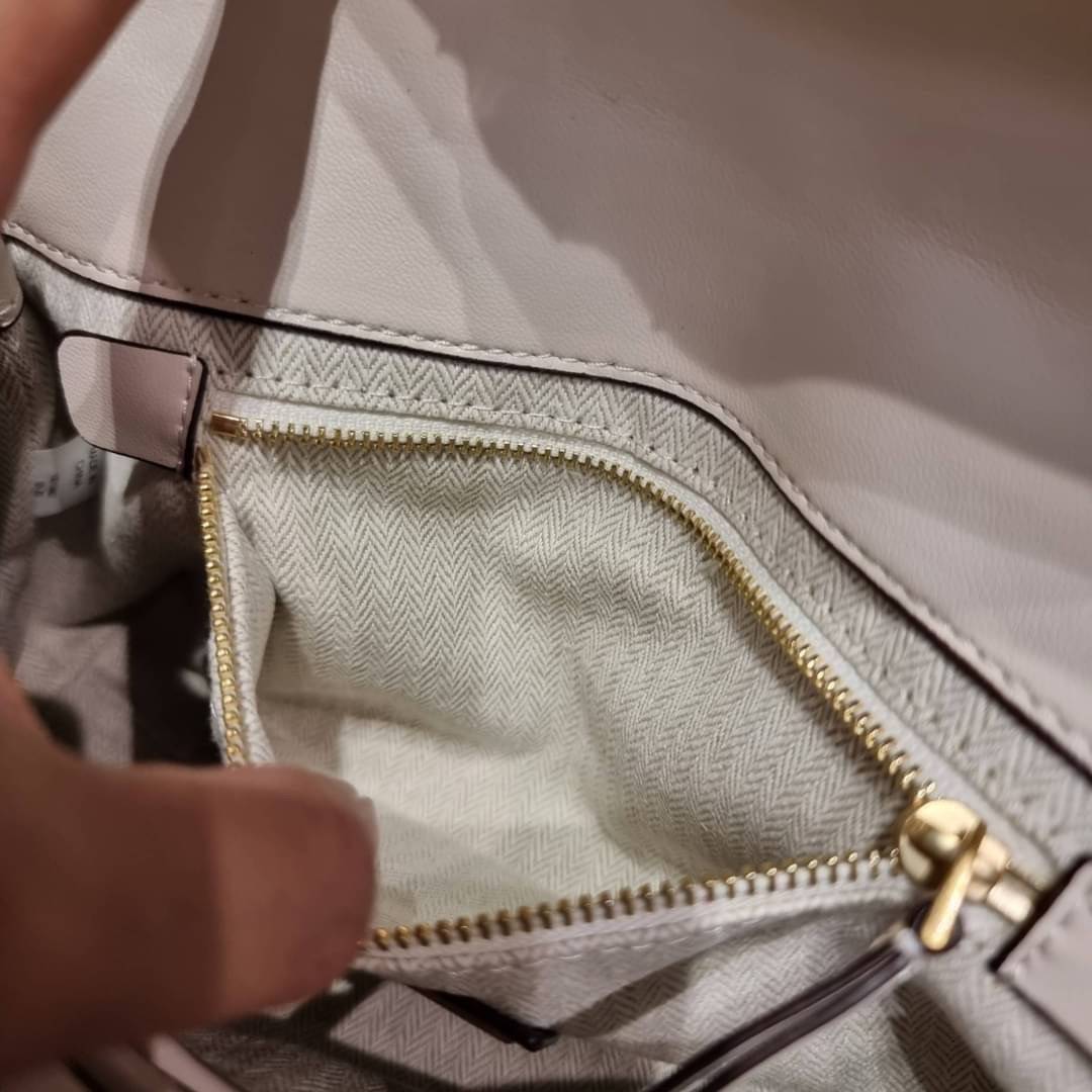 TORY BURCH KIRA CHEVRON CONVERTIBLE SHOULDER BAG (SMALL / MEDIUM) กระเป๋าสะพายรุ่นยอดฮิต ไซส์คลาสสิค ที่ใช้ยังไงก็ดูหรู ดีไซน์เฉพาะตัว วัสดุหนังแกะ สัมผัสนิ่ม เปิด-ปิดด้วยกระดุมแม่เหล็ก ภายในเป็นช่องโล่ง ใส่กระเป๋าสตางค์ มือถือ เครื่องสำอางค์ พาวเวอร์แบงค