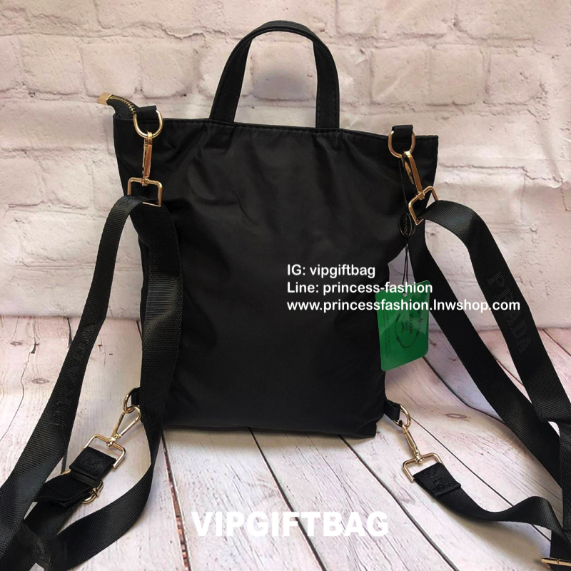 กระเป๋าสะพาย ทรง TOTE จากแบรนด์ PRADA มาค่า ตัวกระเป๋าเป็น nylon ทั้งใบ สะพายเป็น shoulder bag หรือถือได้ค่ะหรือสะพายเป็นเป้ก้ยังได้ ด้านหน้าเป็นลายหมี ปักกลิ้ตเตอร์ + logo brand ใช้แล้วสวยมากๆ อะไหล่ทองหรูมาก จุของคุ้ม ใส่หนังสือหรือของจุกจิกก็ไ้ด้หมด สว