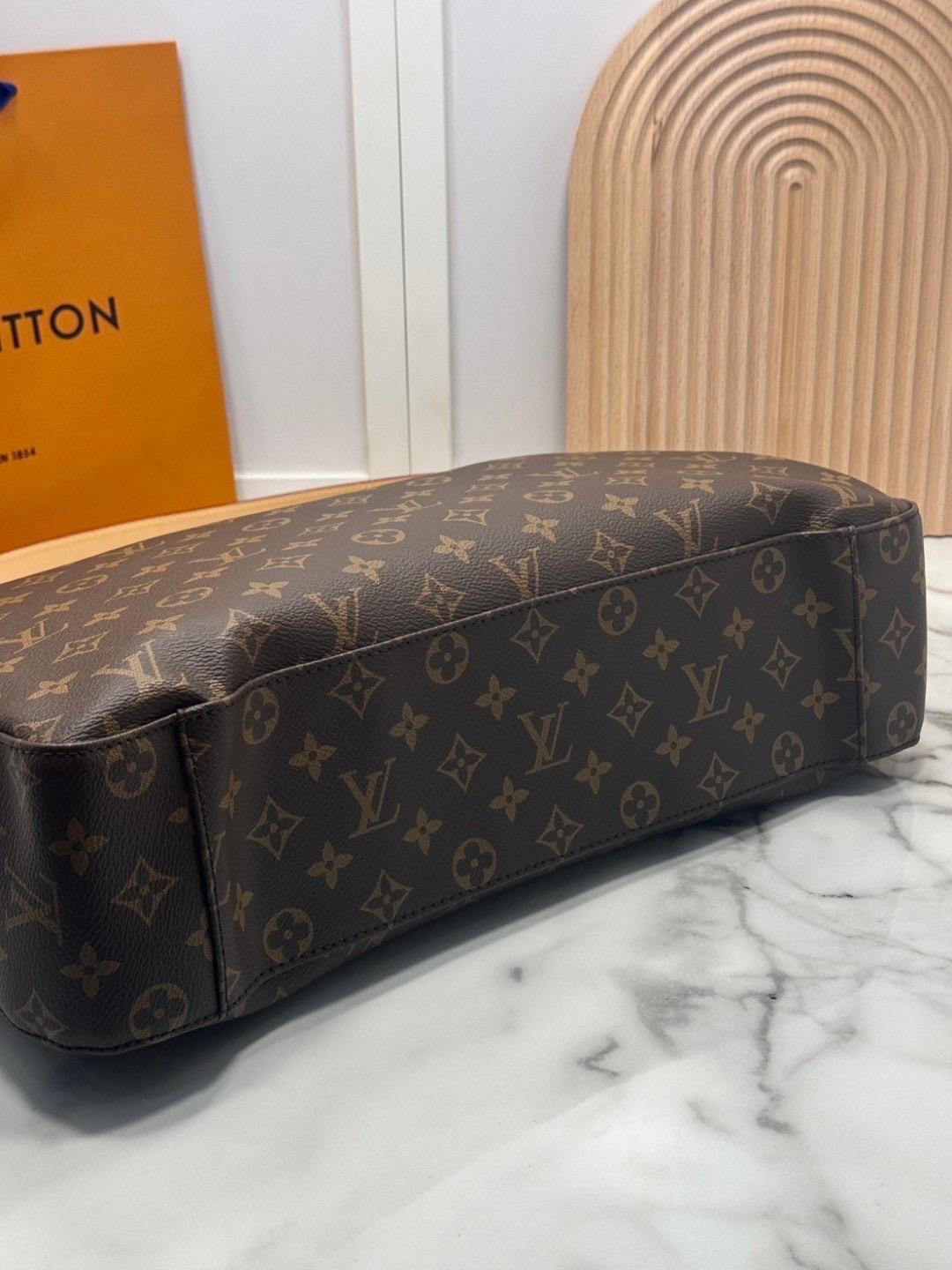 LV Slouchy MM Hobo bag 40 cm กระเป๋าถือ/สะพายไหล่ทรงโฮโบรุ่นใหม่ โดดเด่นด้วยรูปทรงอันเป็นเอกลักษณ์ เหมาะสำหรับพกพาเดินทางและใช้งานทุกวัน ลาย Monogram แคนวาสสุดไอคอนิก เสริมความสง่างามด้วยอะไหล่สีทอง งานจริงสวยมาก แนะนำค่ะ