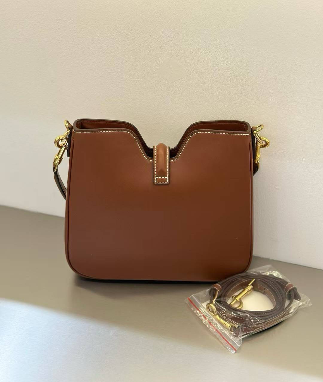 ORI หนังแท้ | CELINE CAMILLE 16 SOFT BAG IN SMOOTH กระเป๋าทรงโฮโบที่ตัวแม่ตัวมัมใช้กันเยอะสุดๆ ด้วยรูปทรงยอดนิยม สะดวกใช้ด้วยอะไหล่บิดล็อค สีทองสวยโดดเด่น