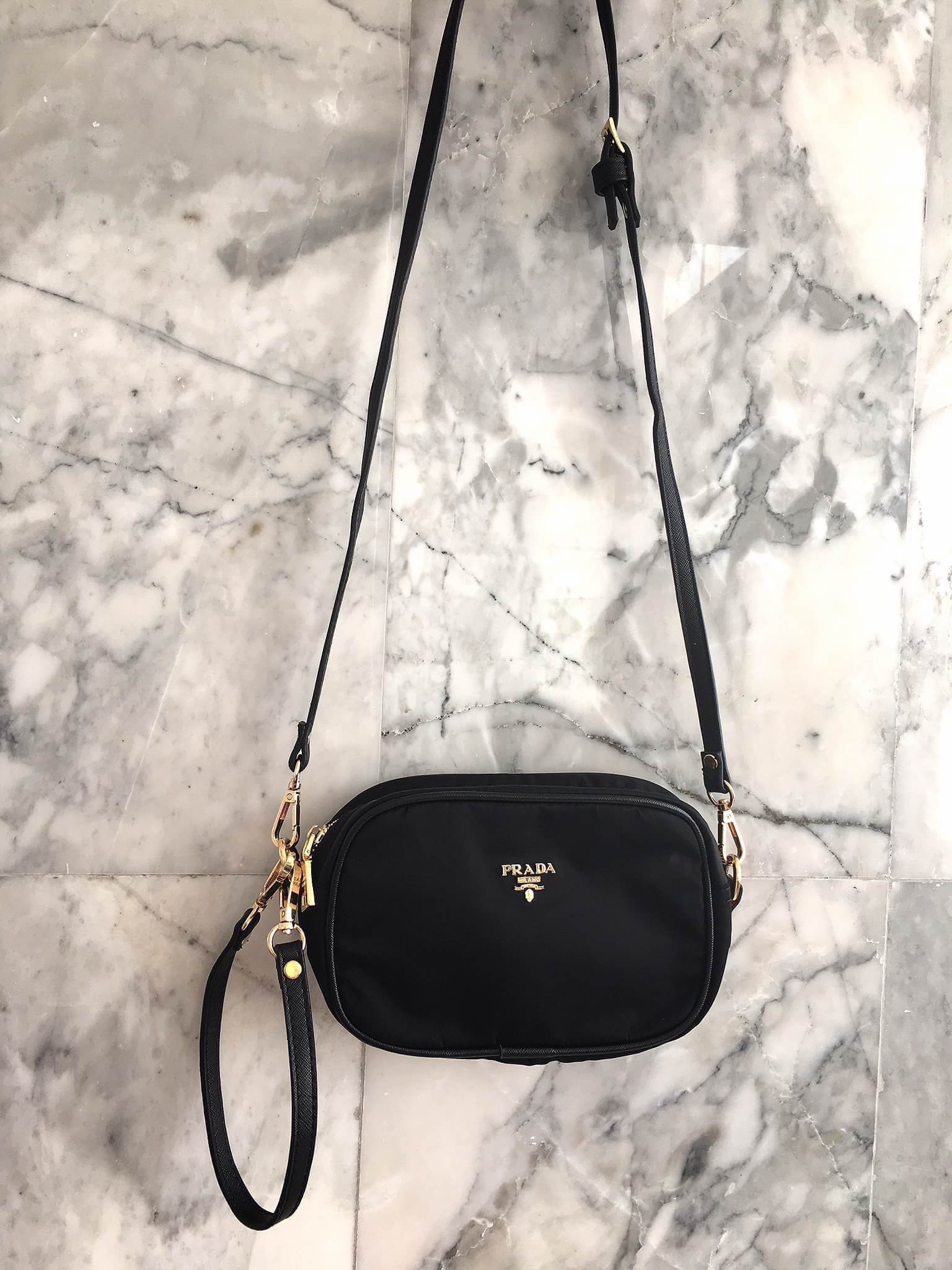 งานพรีเมี่ยมกิ้ฟ จากเคาเตอร์ต่างประเทศคะ ได้ กระเป๋าclutch & shoulder bag จากแบรนด์ Prada มาค่า เป็นกระเป๋าผ้า ไนล่อน น้ำหนักเบา สวยหรู ตามแบบฉบับของแบรนด์เลย ตัวกระเป๋าขนาดกำลังดี ใส่มือถือได้ทุกรุ่น สามารถเก็บสายถือเป็นคลัชออกงานได้คะ หรือ สะพายข้างได้ 