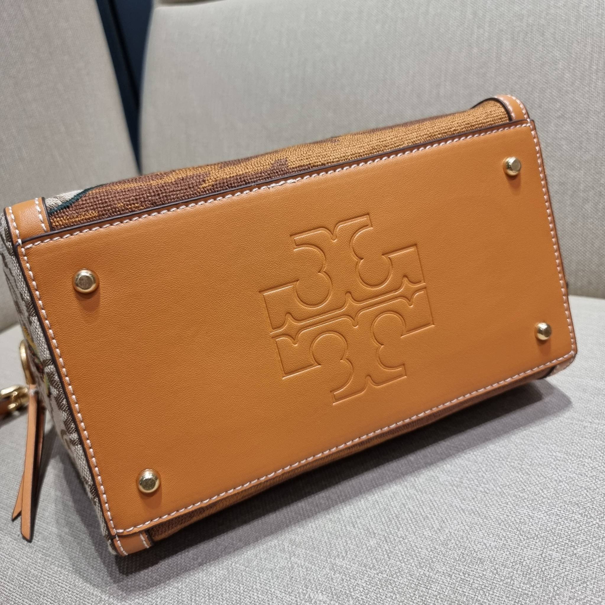 TORY BURCH T MONOGRAM JACQUARD EMBROIDERED DUFFLE คอลใหม่ล่าสุด สวยพร้อมเสิร์ฟแบบไม่ต้องรอพรีฯ ลายโมโนแกรมสุดคลาสสิคที่ถูกดีไซน์รังสรรค์ด้วยงานปักสุดชิค น่าใช้ใจฟูแค่แรกเห็น!! วัสดุ jacquard woven สลับหนังแท้ หูจับในตัว และพร้อมไปเลยกับสายสะพายข้าง ที่จะถ