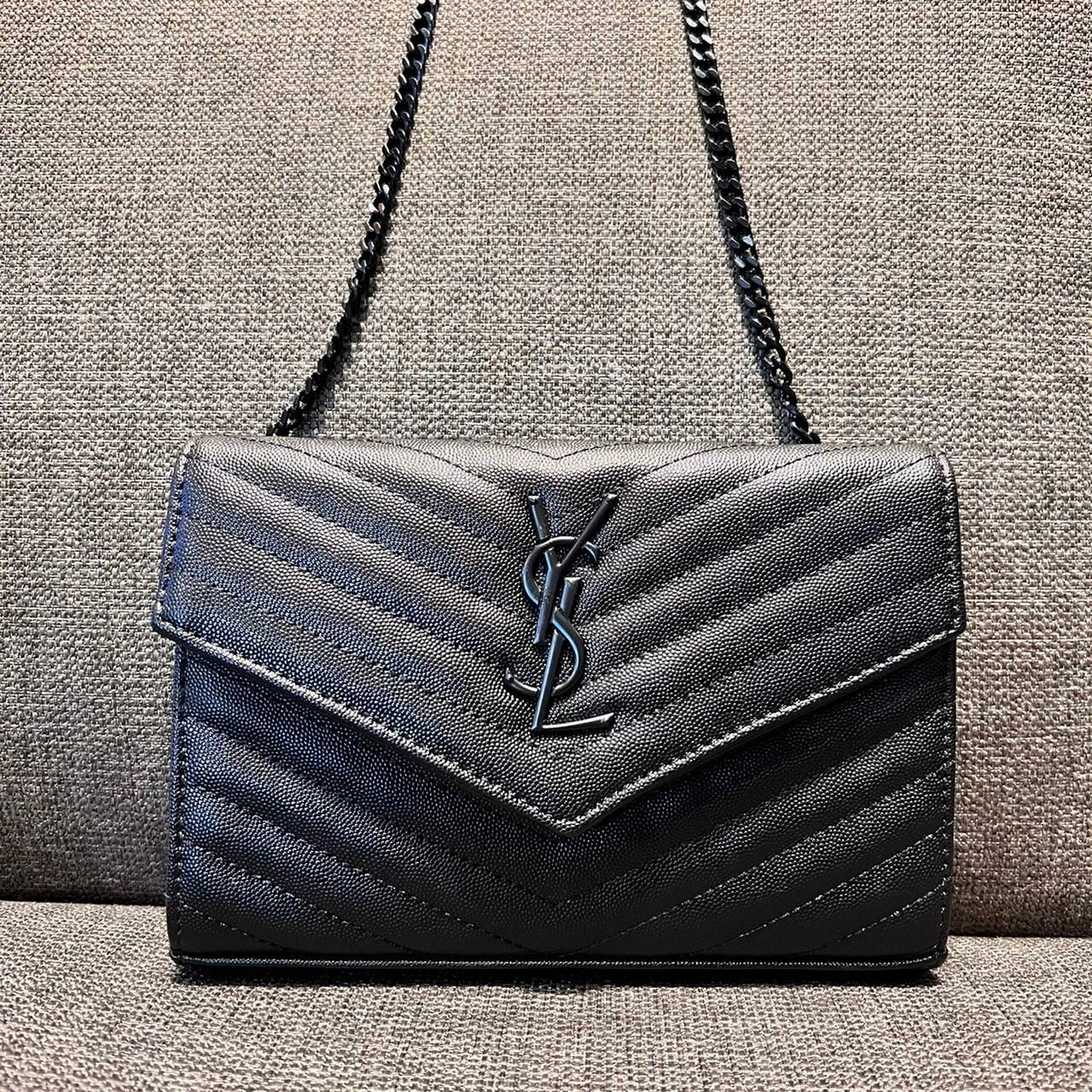 ไม่เคยผิดหวังจริงๆ!! กับรุ่นที่สาวๆรู้กัน Yves Saint laurent clutch bag with chain กระเป๋าสะพายทรง woc สุดฮอต ดีไซน์เรียบหรู โดดเด่นด้วยโลโก้ด้านหน้า เพิ่มดีเทลความผู้ดี วัสดุหนัง pepble ทนทาน ใช้งานง่ายเพียงแค่เปิด-ปิดด้วยกระดุมแม่เหล็ก ภายในแบ่งสัดส่วนไ