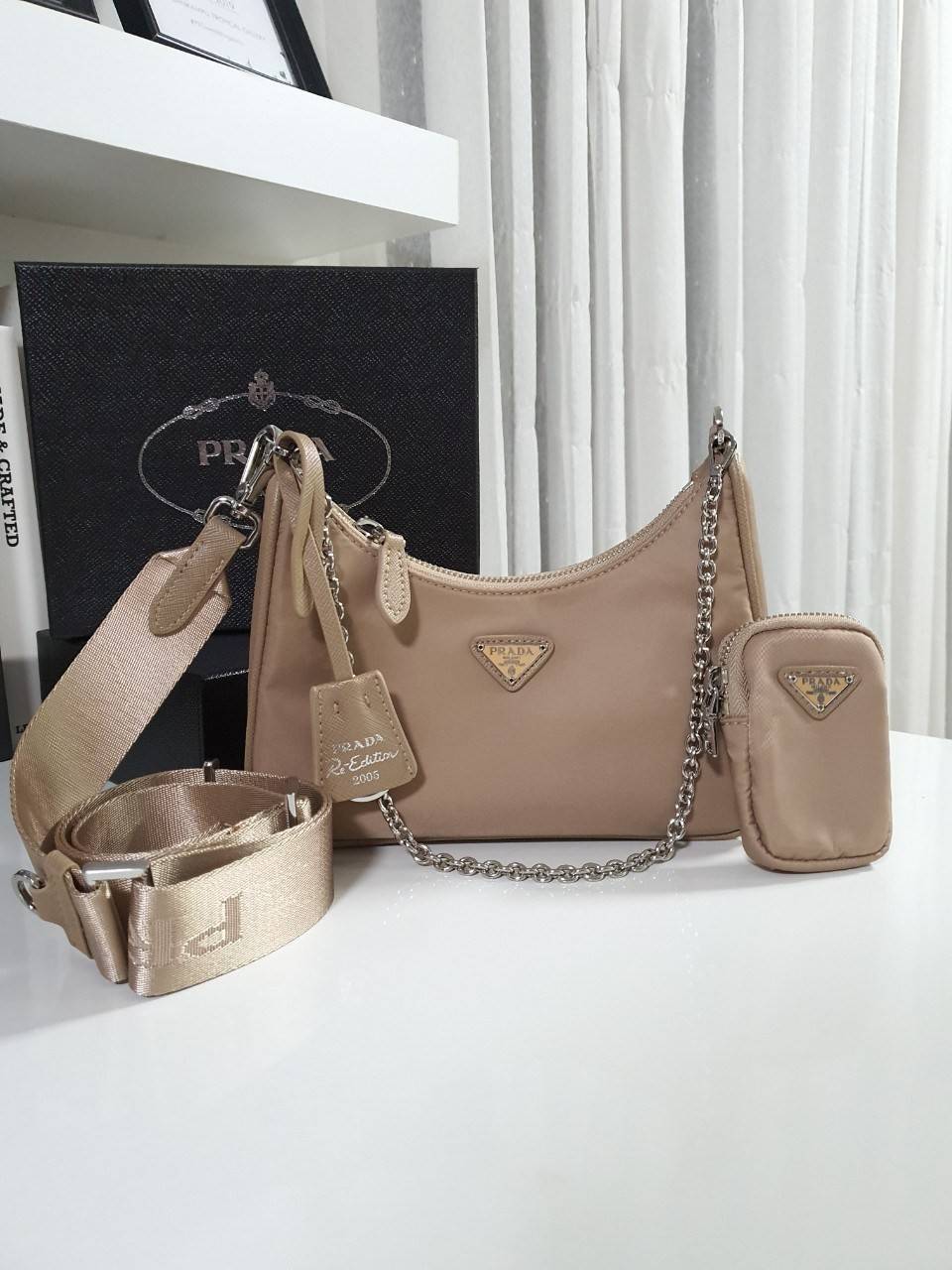 Prada Re-Edition 2005 Re-Nylon bag ใบเดียวคุ้มมากค่ะ อุปกรณ์ ครบชุด **ซื้อ1ได้ถึง3ไอเท็ม ทั้งสายยาว และกระเป๋าใส่เหรียญ และป้ายแท็คหนัง อย่างดี **อะไหล่ปั้มแบรนด์แท้ทุกจุด วัสดุทำจากผ้า Nylon อย่างดี กันน้ำได้ อยู่ทรงสวย สามารถใส่กระเป๋าตังค์ใบกลางได้ ถอด