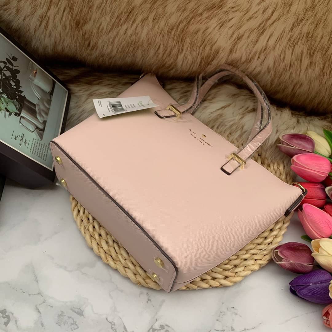 ของแท้ 💯% Kate Spade New York Cross Body Bag กระเป๋าถือหรือสะพาย หนัง Saffiano ภายในมีช่องซิปและช่องเล็ก มีหมุดรองฐานกันรอย 4 มุม อะไหล่ทองทั้งใบ ขนาดกำลังดี ใส่กระเป๋าสตางค์ยาวได้ค่ะ