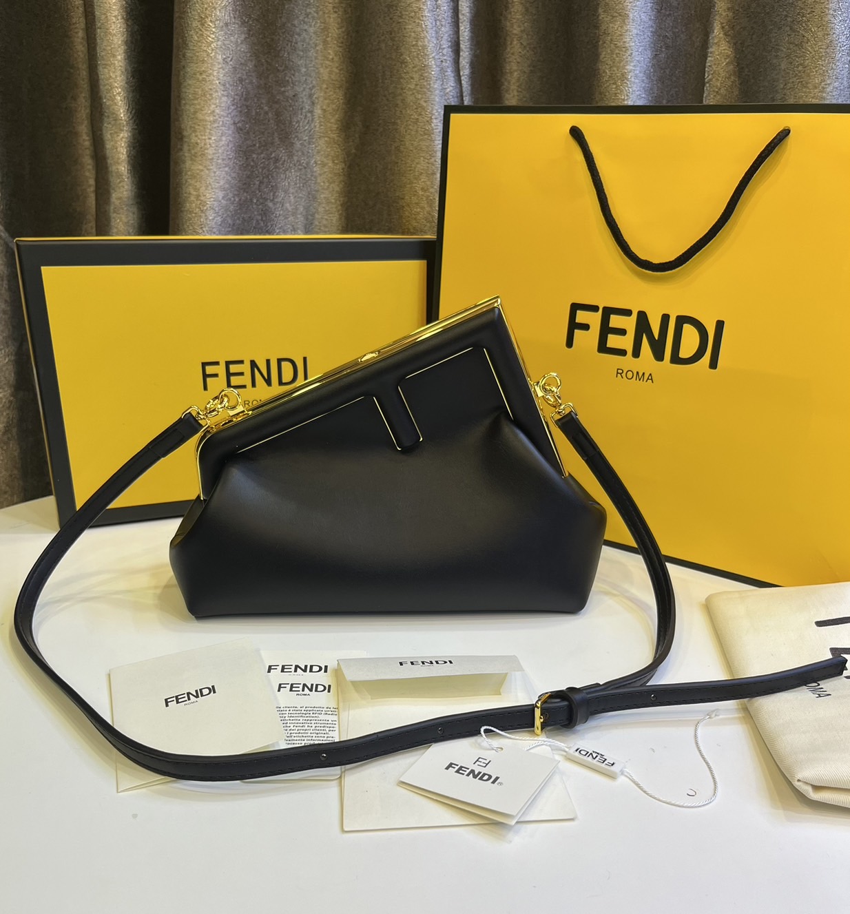 พร้อมส่ง 6 สี FENDI First Midi bag กระเป๋าทรงคลัชมาพร้อมสายสะพาย รูปลักษณ์สวยงามทันสมัย 🧡 เกรดออริจินอล 1:1 สลับแท้ ใช้งานต่างประเทศได้