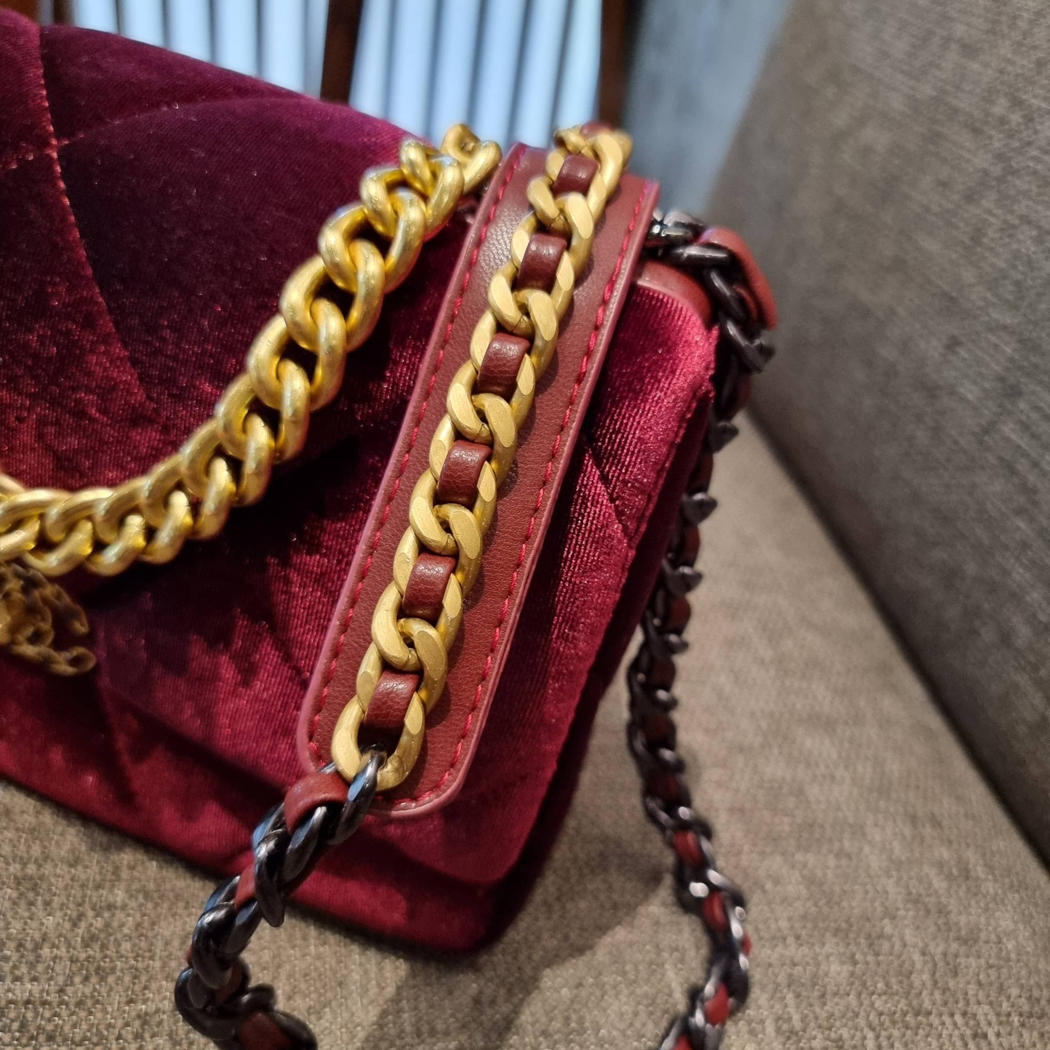 ไม่มองไม่เหลียวไม่ได้แล้ว!! ความหรูที่โดดเด่นจากผ้ากำมะหยี่ สร้างดีเทลผู้ดี ลูกคุณมากๆ Chanel vip boutique กระเป๋าสะพายจาก duty free ในราคาสุดประหยัด!! ดีไซน์เลิศ ตกแต่งด้วยโซ่ทูโทน ลงตัวแบบไม่มีที่ติ เปิด-ปิดด้วยตัวบิดล็อค ภายในโล่งกว้าง ใส่กระเป๋าสตางค์