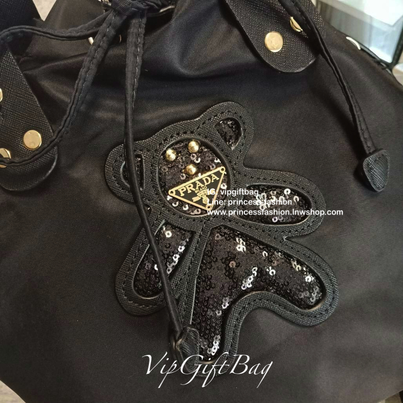 กระเป๋าทรง NYLON BUCKET STYLE จาก PRADA PREMIUM GIFT♡ จับจีบขนาดกำลังดี ใส่ของได้เยอะ ตัวกระเป๋าทรงจากไนล่อน กันน้ำทั้งใบ อะไหล่ทองปั้มแบรนด์ ด้านในจุของได้เยอะ บุผ้าปั้มแบรนด์ใส่ ipad ใส่หนังสือ ขวดน้ำ เครื่องสำอางค์ได้สบายคะ จะถือสวยๆ ก็เข้ากัน *