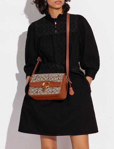 COACH STUDIO SHOULDER BAG IN SIGNATURE JACQUARD WITH PENGUIN MOTIF (C7935) กระเป๋าสะพาย ดีไซน์เฉียบ! สุดคลาสสิค ที่เป็นเอกลักษณ์เฉพาะตัว//วัสดุ JACQUARD พิมพ์ลาย SIGNATURE ผสมหนังแท้ รูปทรงสวย ดีเทลเรียบหรู เพิ่มดีไซน์โดดเด่น ด้วยการปักเย็บ รูปเพนกวินสุดน