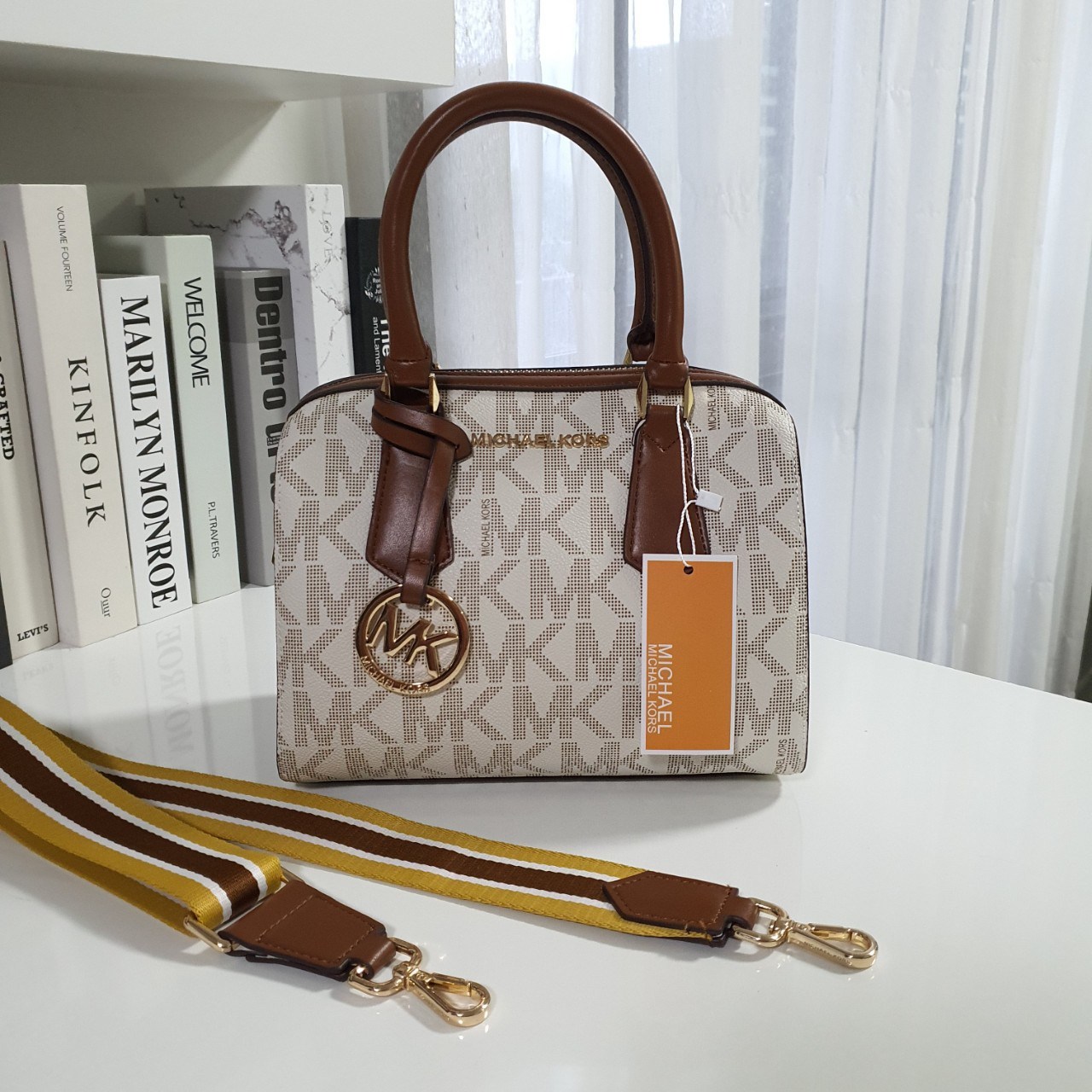 MICHEAL KORS HAYES DUFFLE BAG กระเป๋าสะพายทรงหมอนยอดฮิต ขนาดกลาง วัสดุหนังสังเคราะห์ปั้มลาย MK ทั้งใบ สวยอยู่ทรง ประดับโลโก้แบรนด์ด้านหน้า ด้านในบุผ้าไนลอน มีช่องซิปอีกหนึ่งช่อง สามารถใส่กระเป๋าสตางค์ใบยาว มือถือ iphone เงิน ของจุกจิกได้ มาพร้อมแท็กห้อยสุ