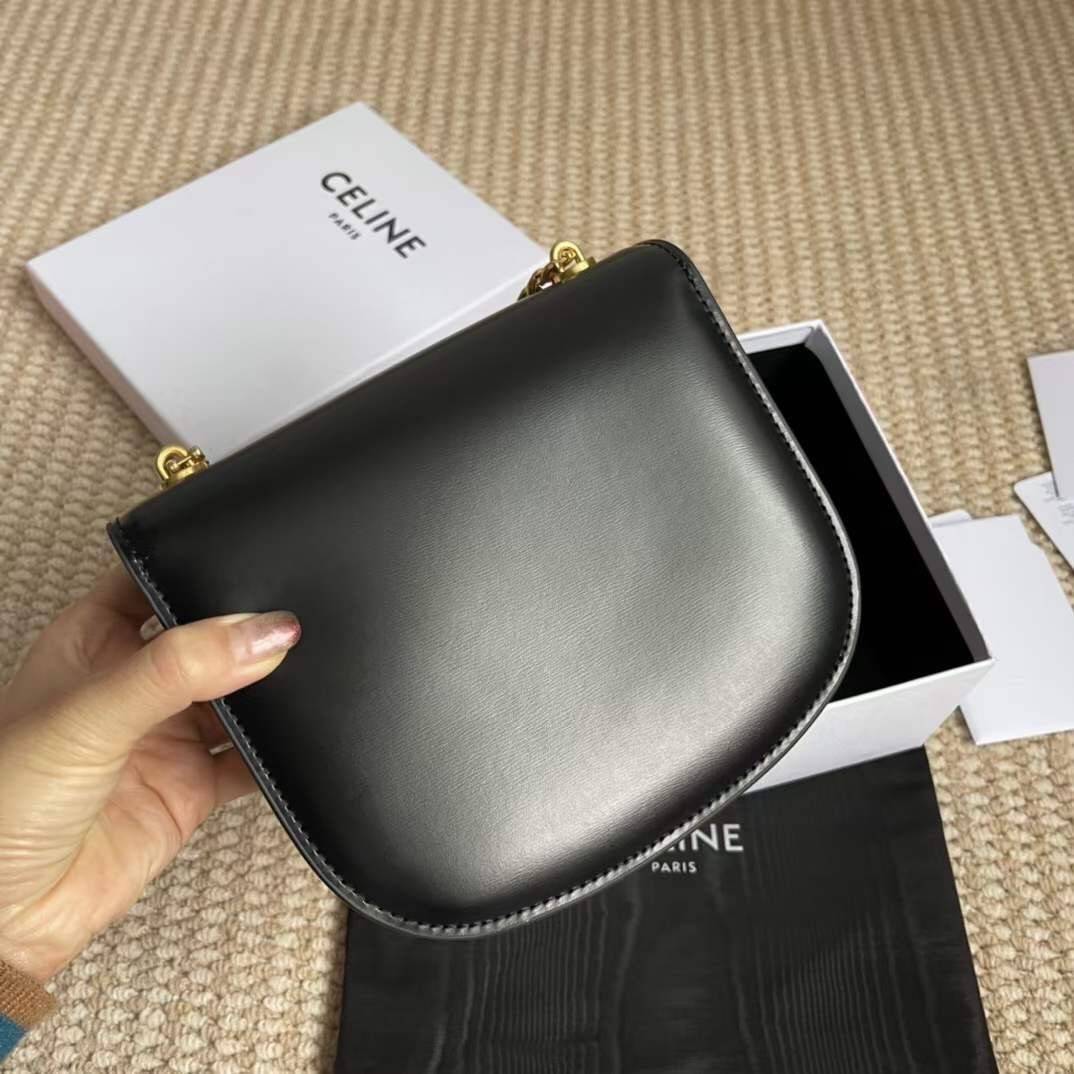 CELINE TEEN BESACE TRIOMPHE IN SHINY กระเป๋าสะพายคาดลำตัวรุ่นนี้นับว่าเป็นกระเป๋าอีกหนึ่งรุ่นในซีรีส์ Triomphe ที่ได้รับความนิยมอย่างมาก ด้วยรูปร่างทรงโค้งมนมีความคลาสสิกตามแบบฉบับแบรนด์