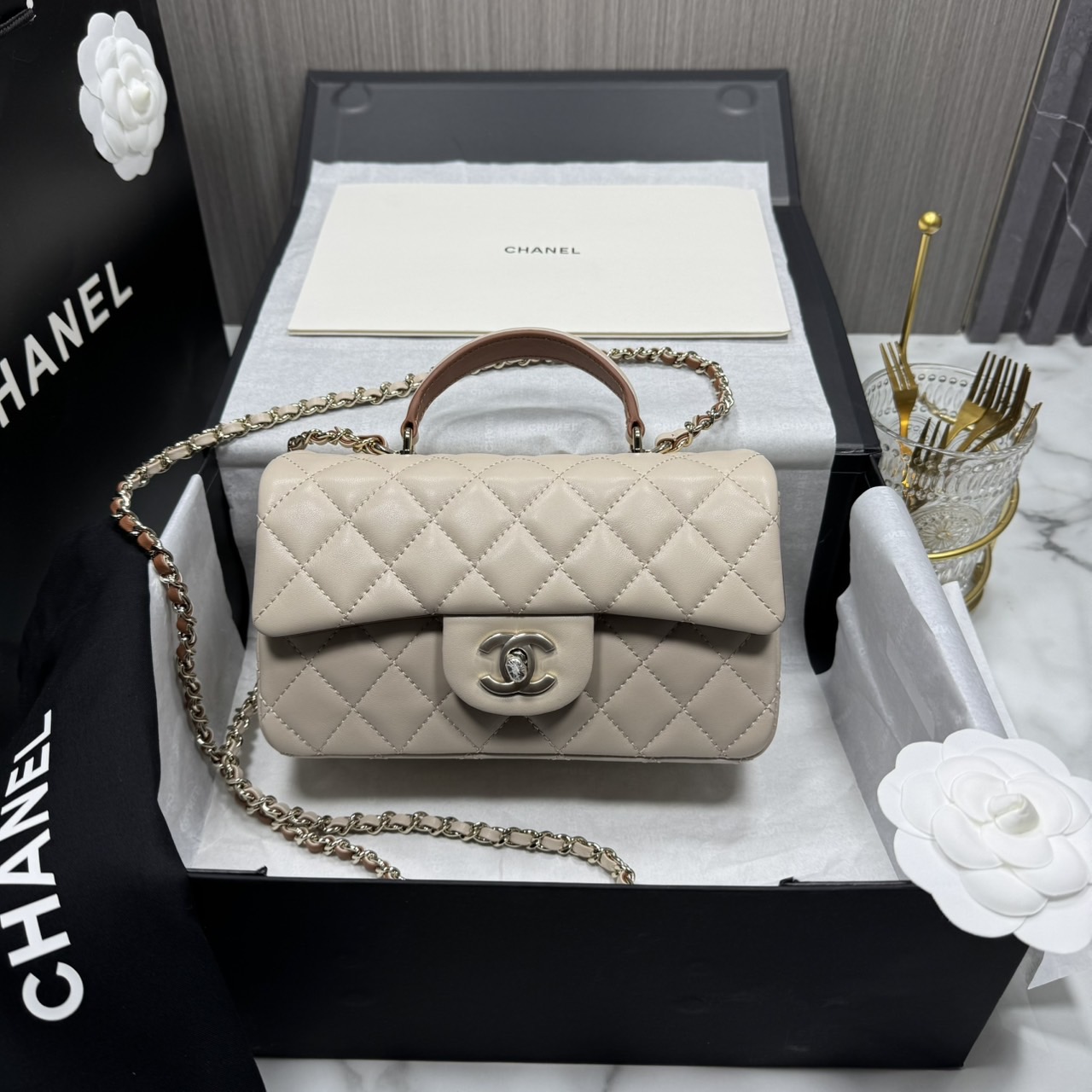 ORI | หนังแท้ Chanel Mini Classic Handbag With Top Handle กระเป๋าสะพายรุ่นคลาสสิกพร้อมหูจับถนัดมือ สวยเรียบหรู 🤍 สินค้าเกรดออริจินอล เทียบแท้