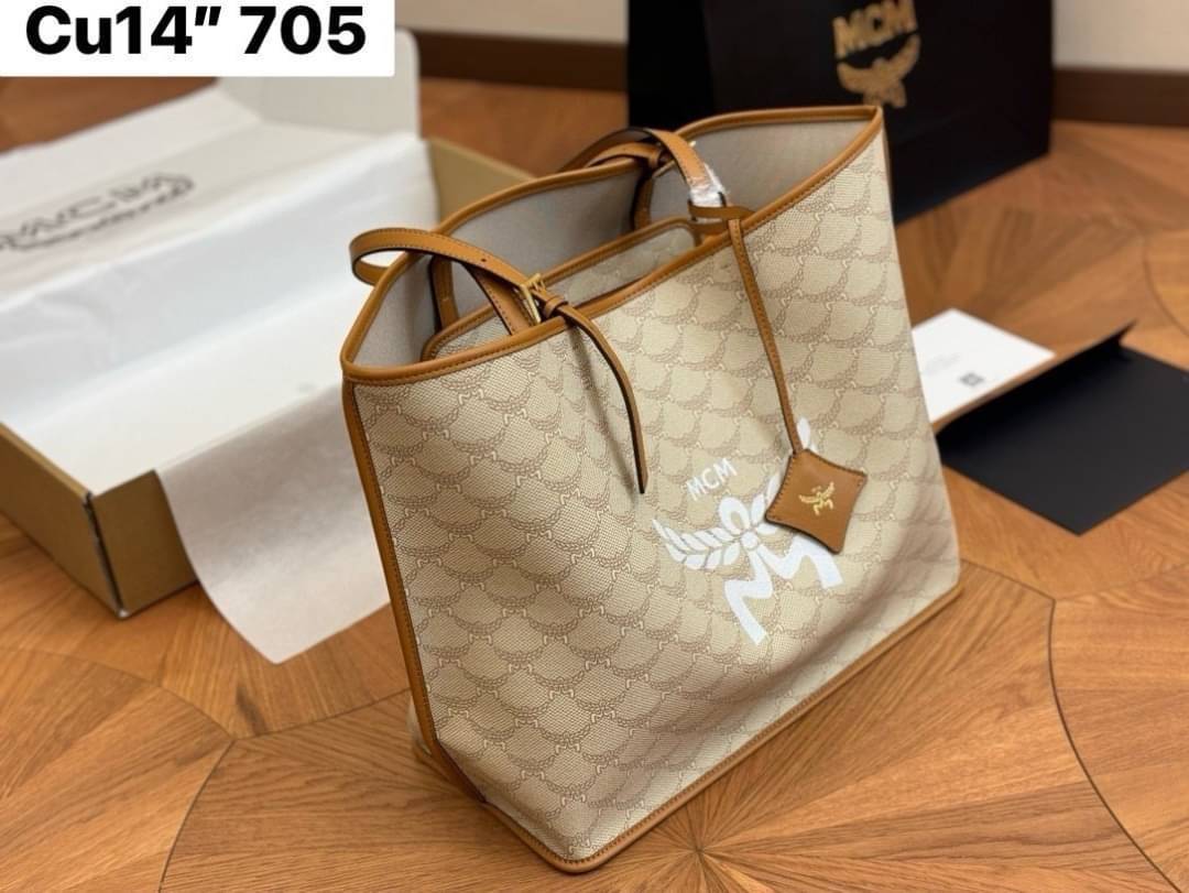 M.C.M MEDIUM HIMMEL SHOPPER IN LAURETOS กระเป๋าทรงโท้ทช้อปปิ้ง เรียบหรู คอลใหม่ พร้อมสีใหม่ ดีไซน์ละมุน น่าใช้มากๆ ก พิเศษสุดกับพวงหนังพร้อมห่วงกุญแจทึ่สามารถห้อยพวงกุญแจน่ารักๆได้